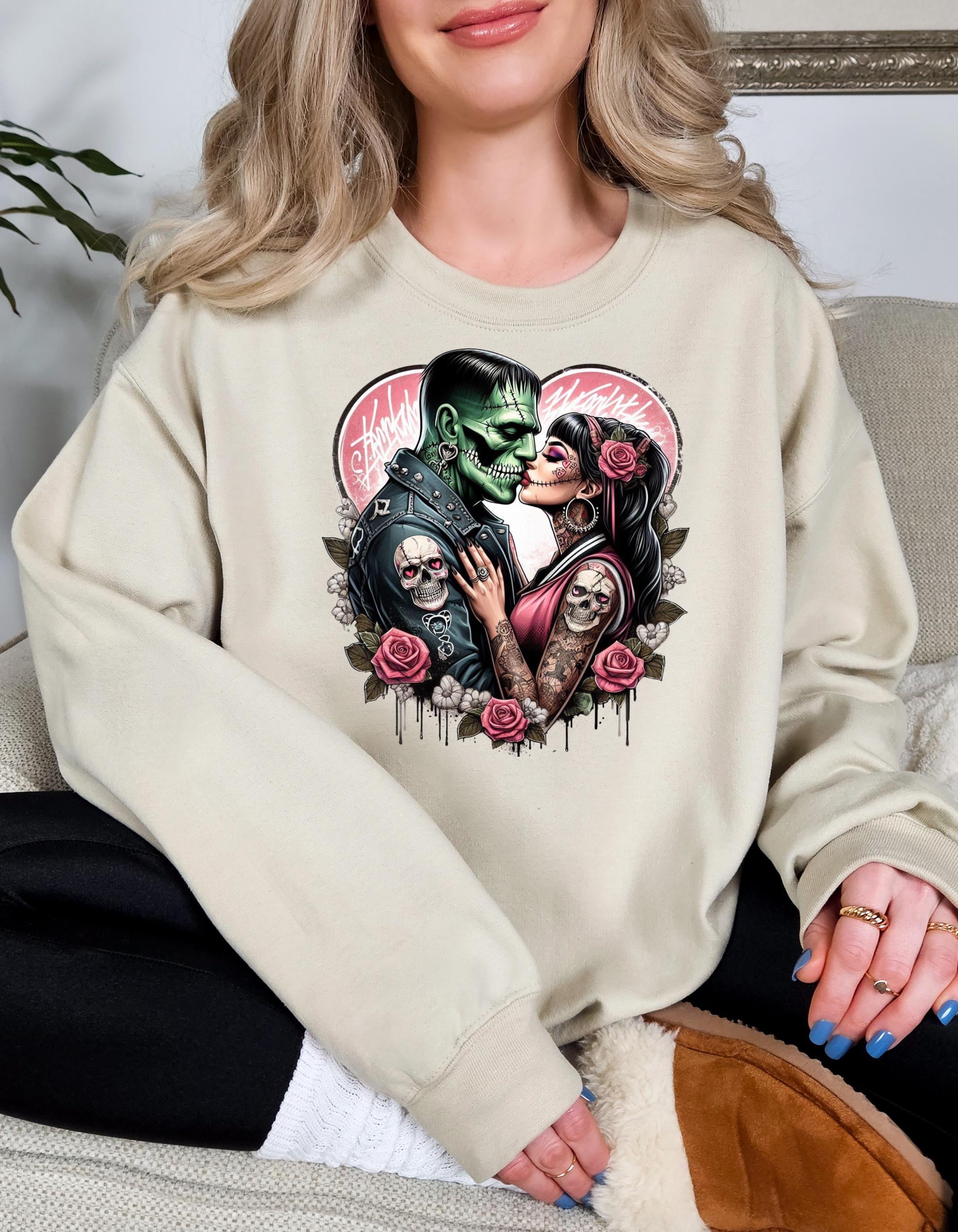 Personalisierbares Frankenstein & Braut Sweatshirt - Gothic Romance Pullover - Unisex Halloween Kleidung - Gemütliche Herbstkleidung