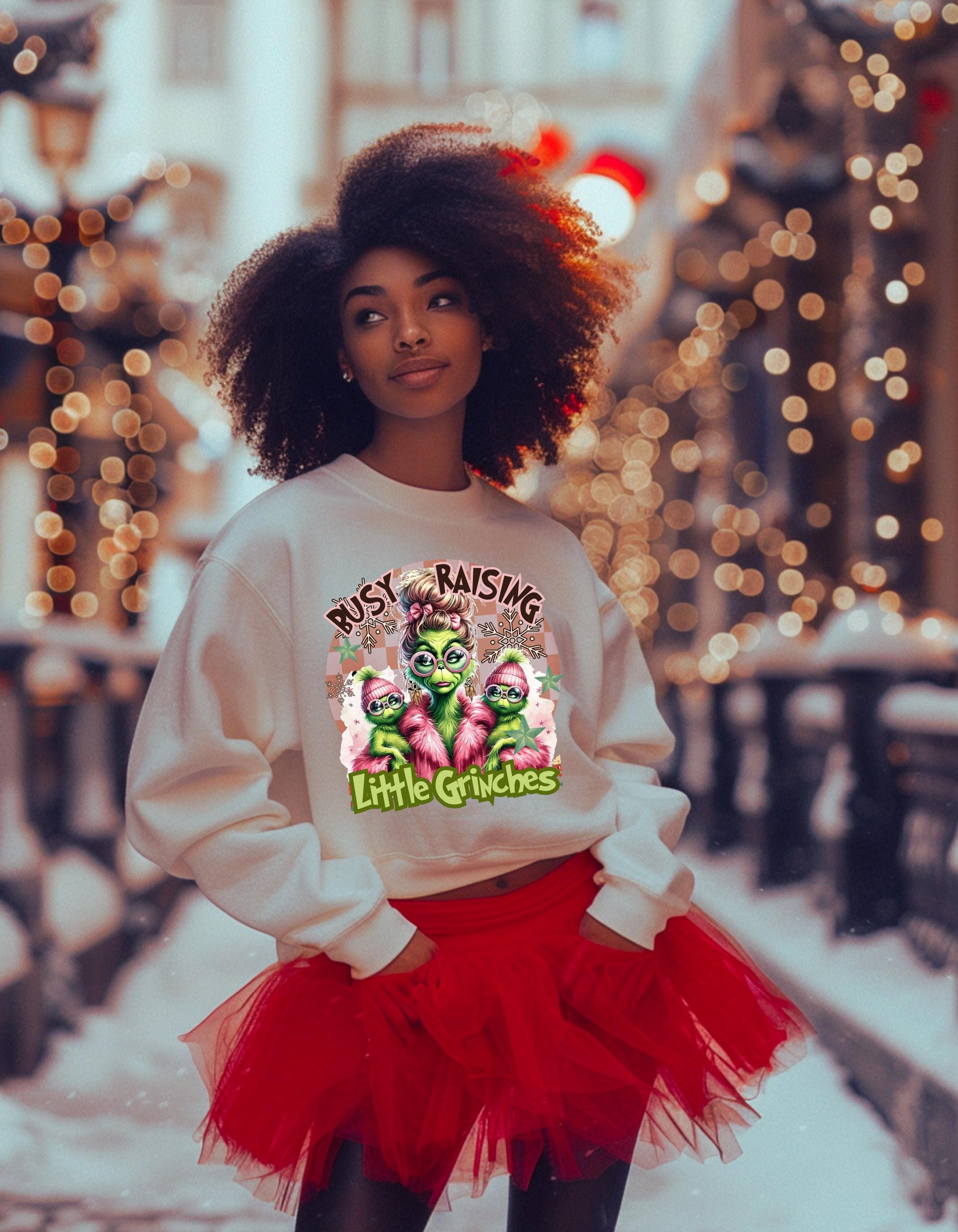 Personalisierbares Busy Raising Little Grinches Sweatshirt - Lustige und humorvolle Parodie auf die Erziehung von Kindern