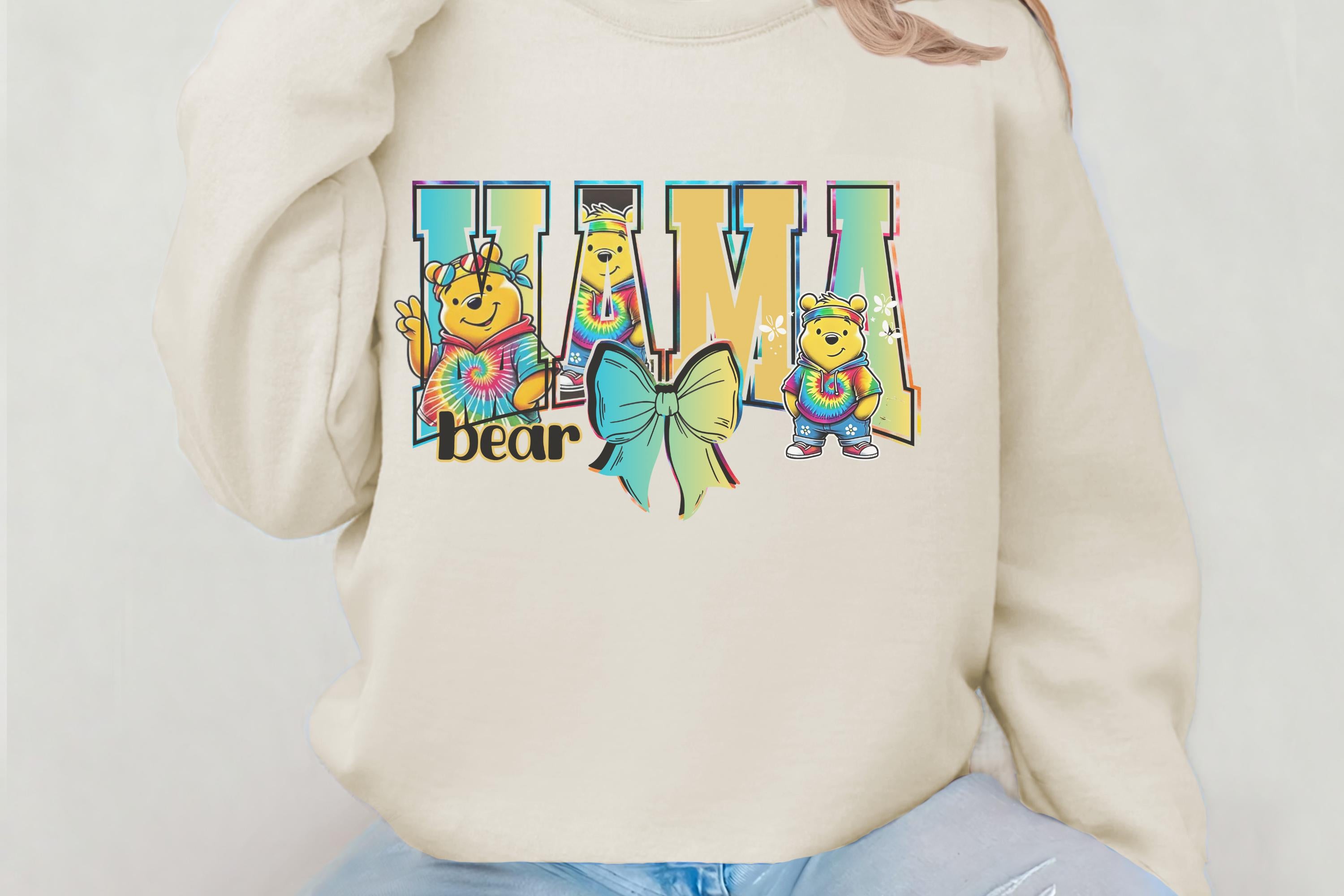 Personalisierbares Tie Dye Mama Winnie The Pooh Mom Shirt Unisex Sweatshirt, Crewneck Pullover, Geschenk für Sie, Muttertagsgeschenk, Familienoutfit