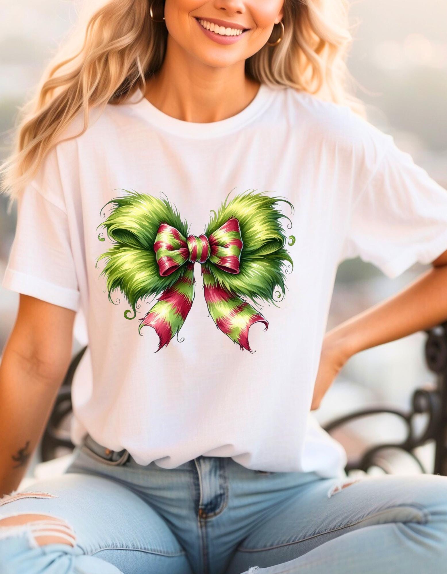 Personalisierbares grünes Monster Grinch Weihnachtsschleife T-Shirt - Lustige und festliche Urlaubskleidung