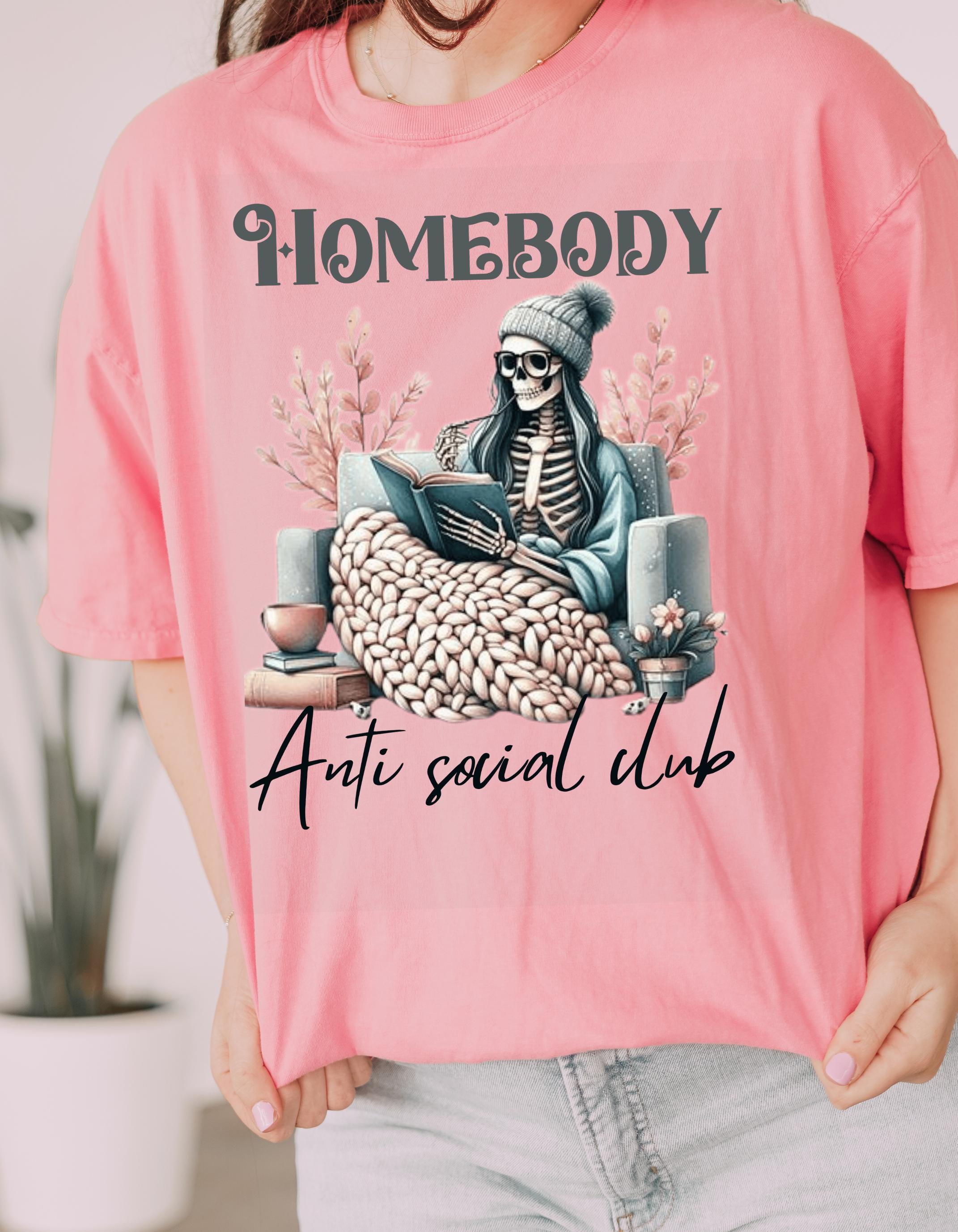 Homebody Anti-Social Club T-Shirt, Gemütliche Freizeitkleidung, Geschenk für Introvertierte, Totenköpfe & Homebody Vibe, Perfekt für entspannte Tage