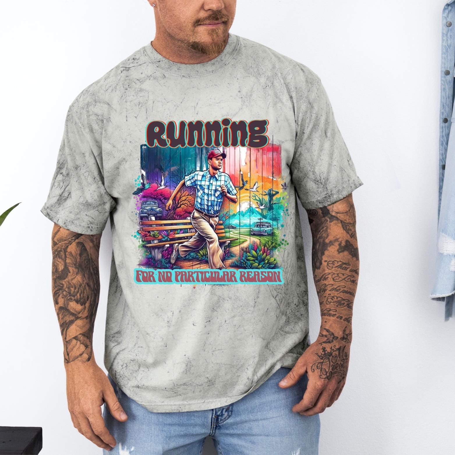 Lebendiges Lauf-T-Shirt im Stil der 90er-Jahre-Filme – Color Blast Design – Unisex – Bequeme Baumwolle – Kultige Film-Hommage – Einzigartige Geschenkidee