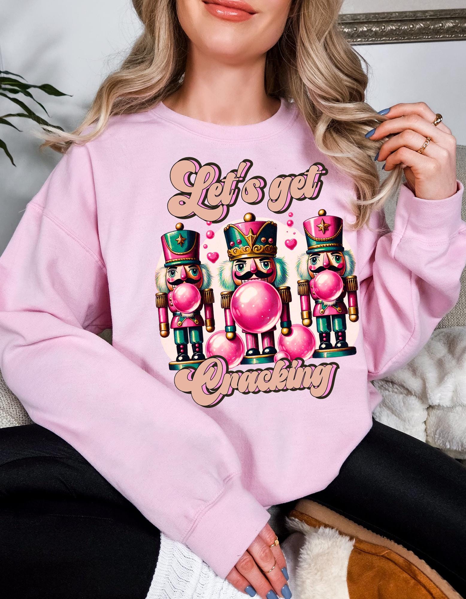 Personalisierbares Rosa Nussknacker Weihnachts-Sweatshirt, Unisex Crewneck Pullover, Weihnachtspullover, Let es Get Cracking Design