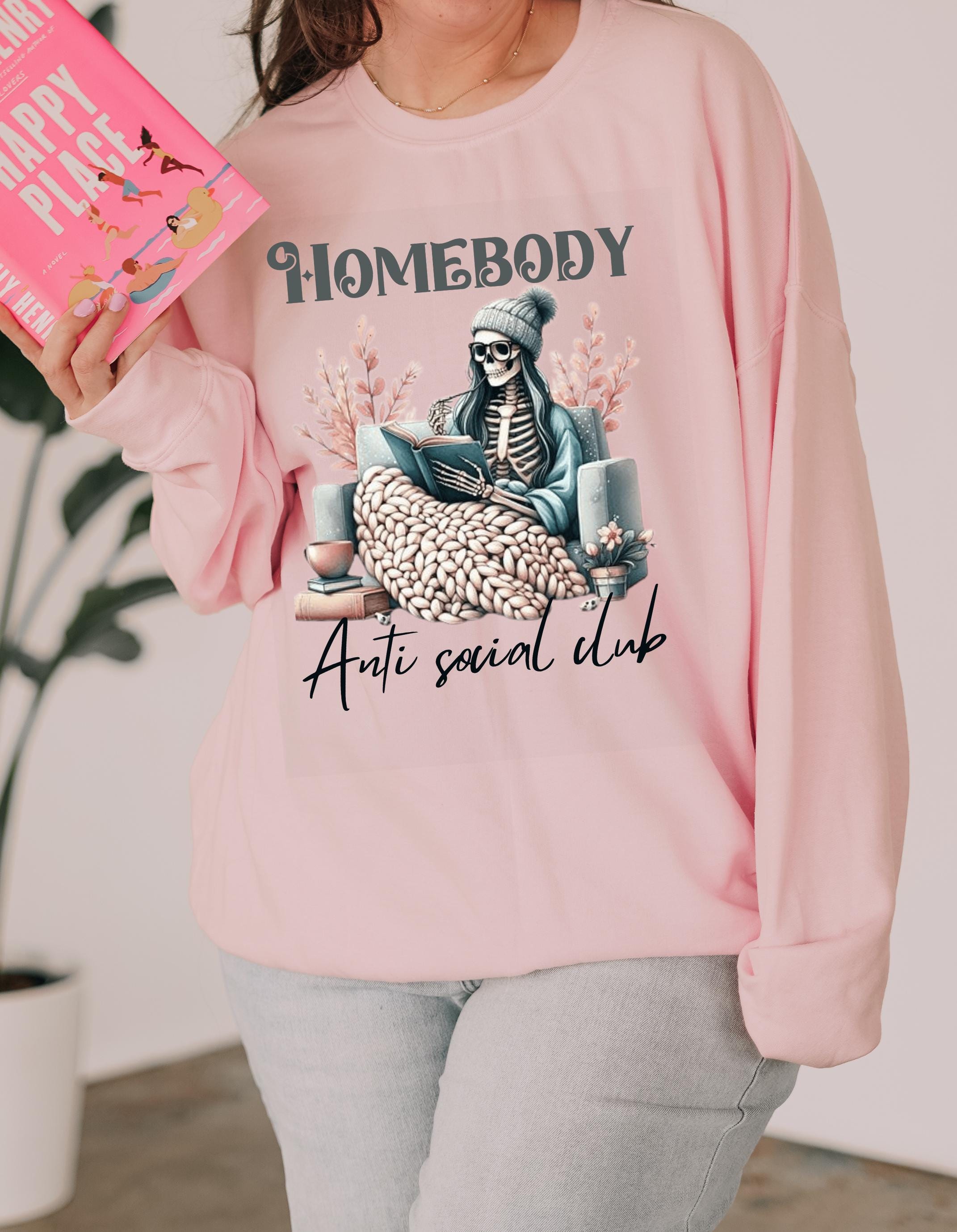 Homebody Skelett Crewneck Sweatshirt | Gemütliches Sweatshirt für Introvertierte, Perfektes Geschenk für faule Tage, Anti Social Club Mode, Casual Lounge