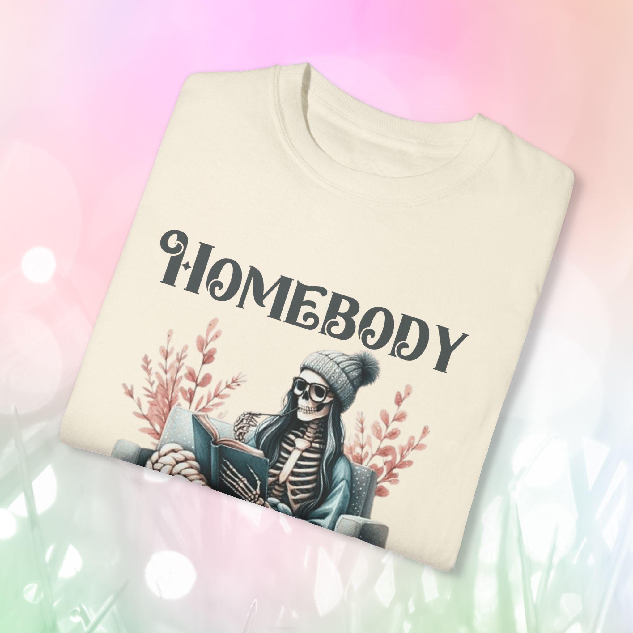 Homebody Anti-Social Club T-Shirt, Gemütliche Freizeitkleidung, Geschenk für Introvertierte, Totenköpfe & Homebody Vibe, Perfekt für entspannte Tage