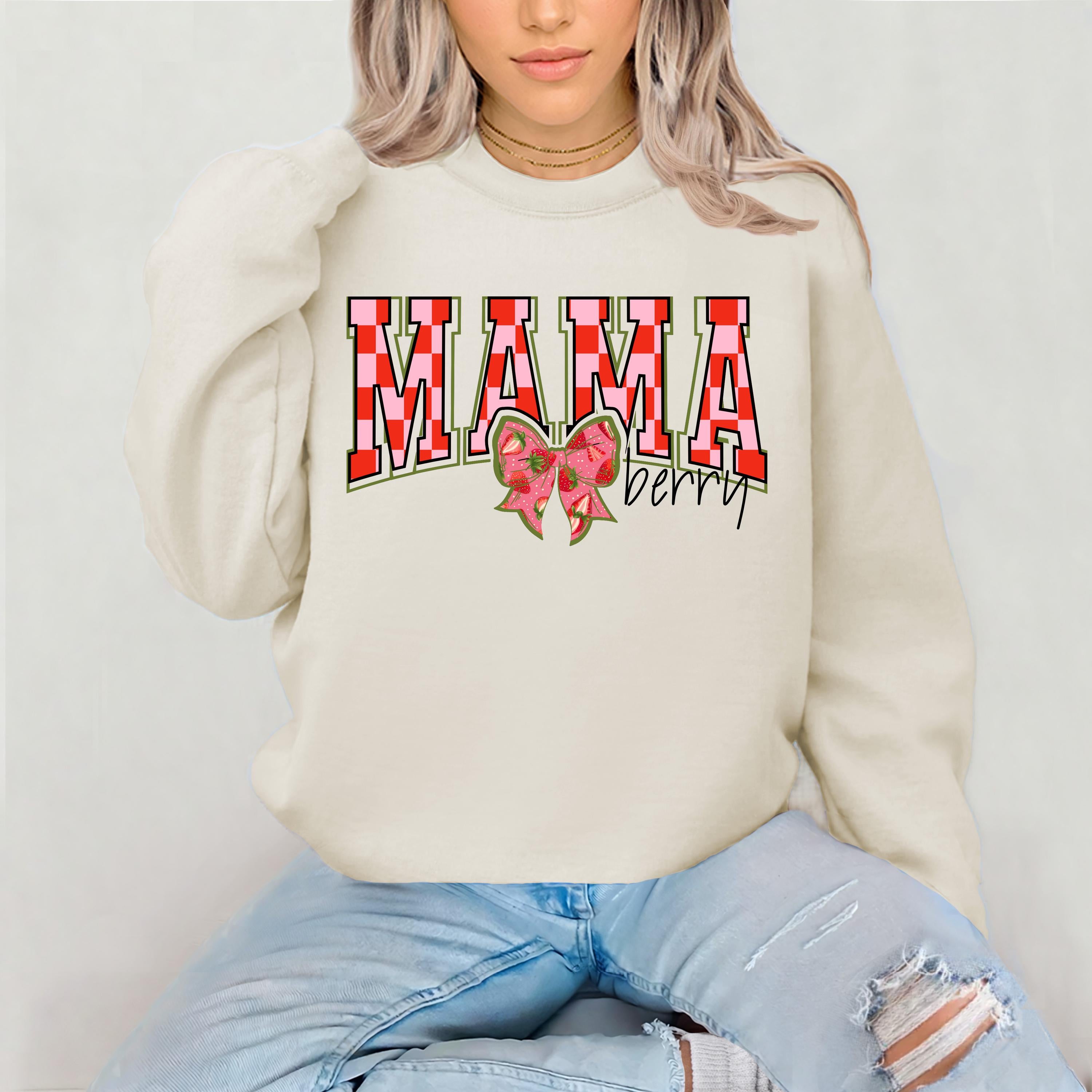 Mama Berry Sweatshirt, Mama Collage Schriftart, Pink Kariert Print, Erdbeere, Unisex Crewneck, Geschenk für Mama, Muttertags-Sweatshirt, Mom Life