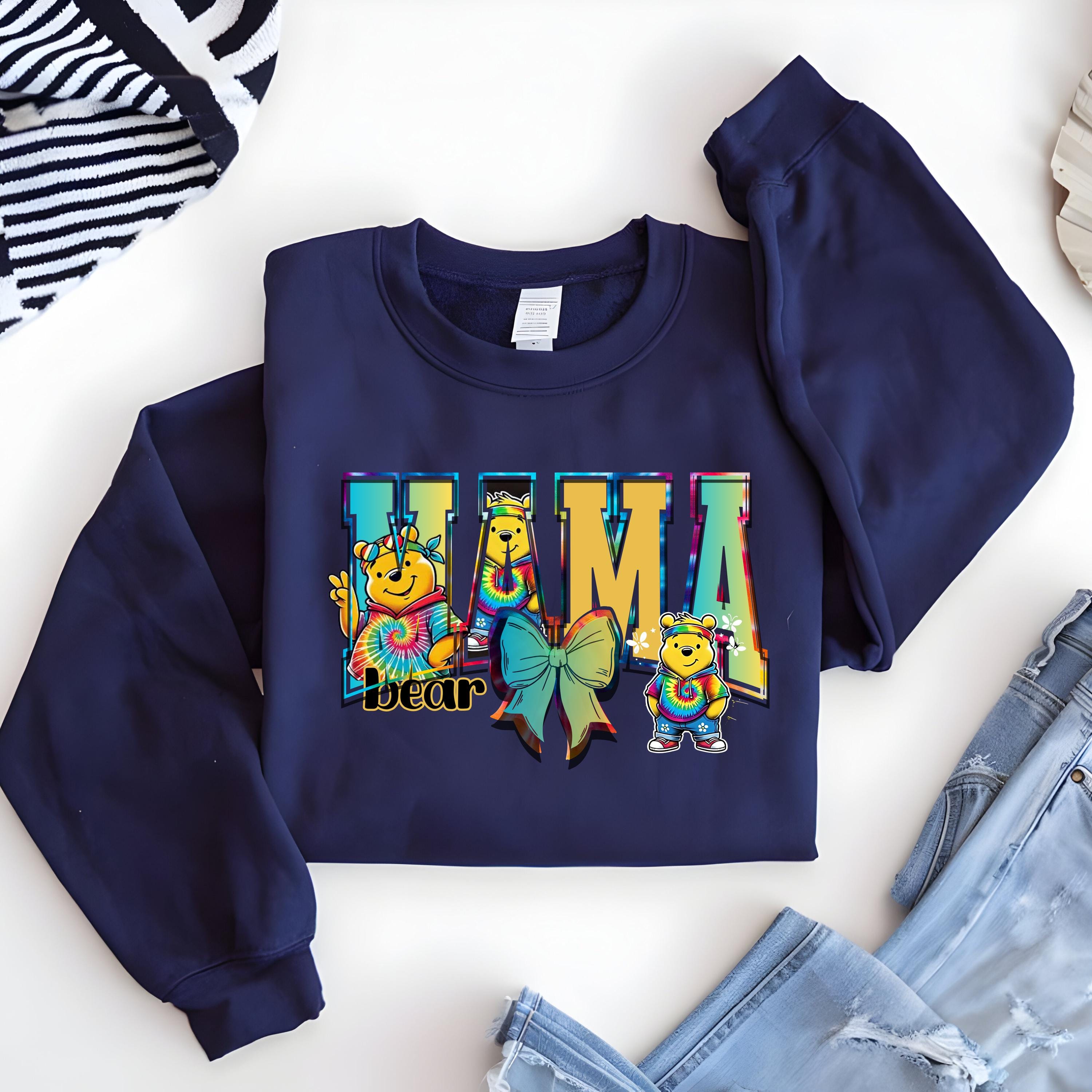 Personalisierbares Tie Dye Mama Winnie The Pooh Mom Shirt Unisex Sweatshirt, Crewneck Pullover, Geschenk für Sie, Muttertagsgeschenk, Familienoutfit