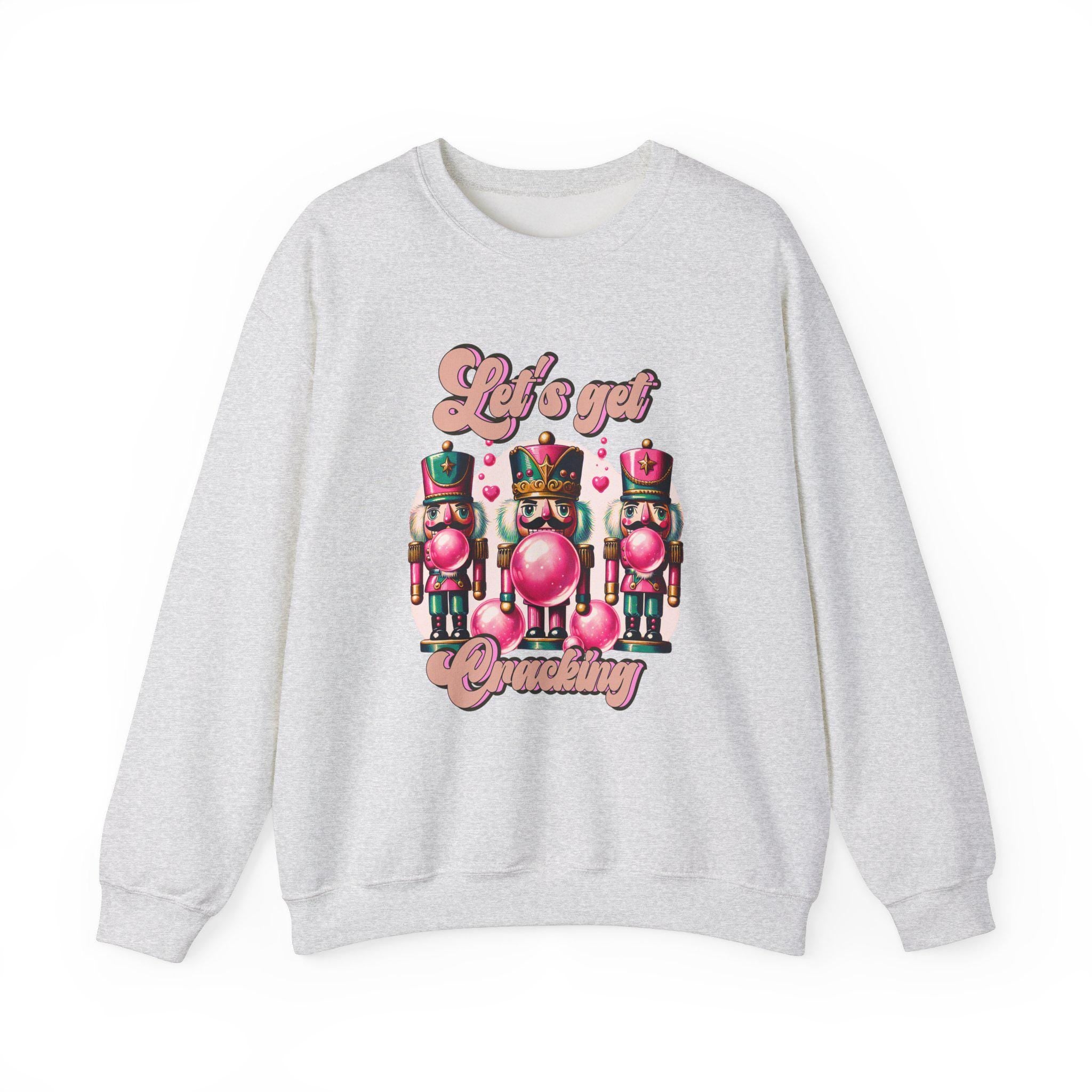 Personalisierbares Rosa Nussknacker Weihnachts-Sweatshirt, Unisex Crewneck Pullover, Weihnachtspullover, Let es Get Cracking Design