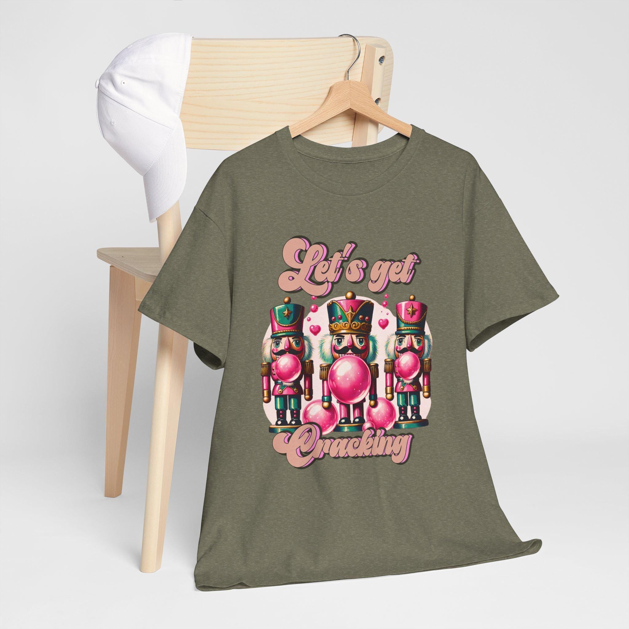 Personalisierbares Rosa Nussknacker Weihnachts-T-Shirt, Unisex-T-Shirt, Urlaubs-T-Shirt, Let es Get Cracking Design