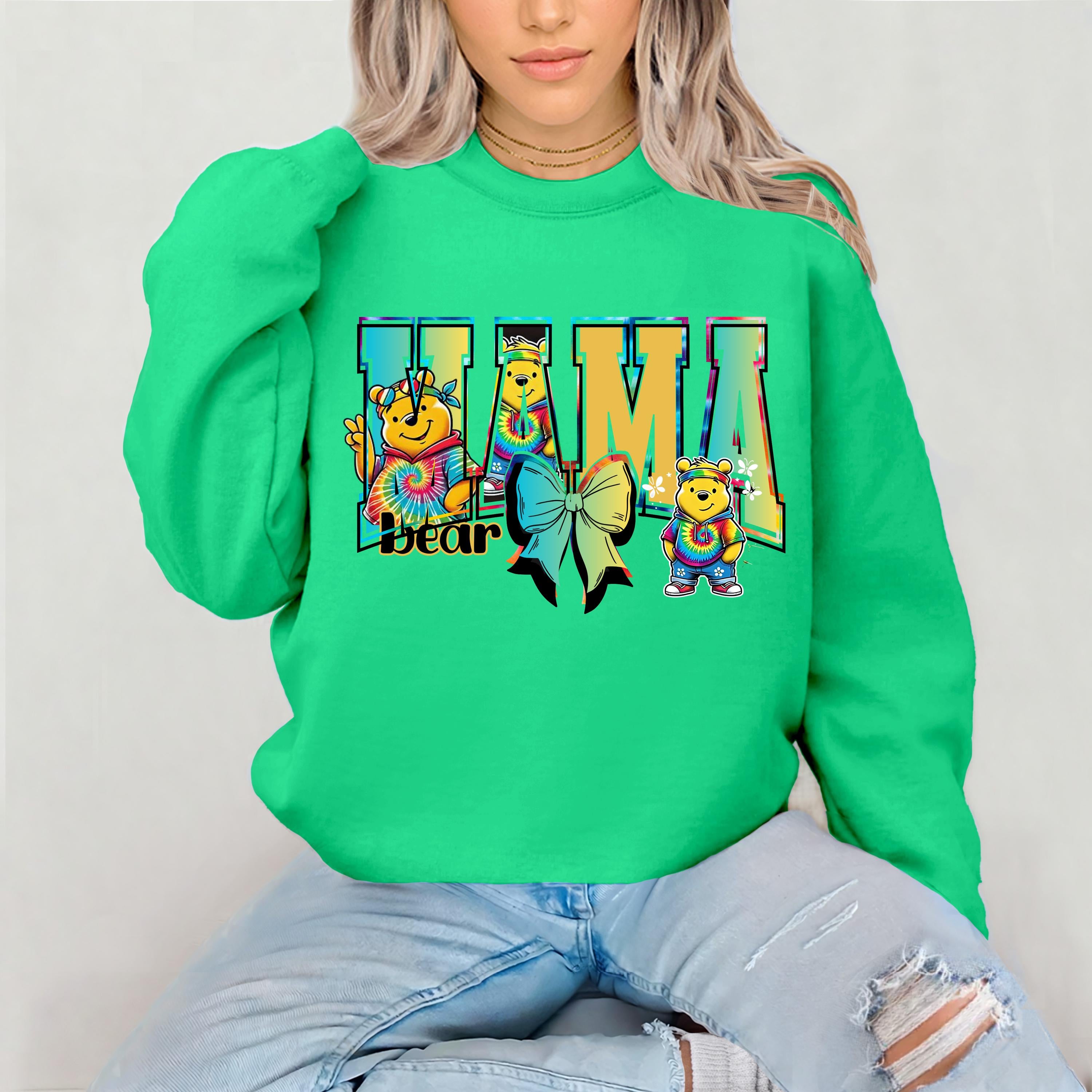 Personalisierbares Tie Dye Mama Winnie The Pooh Mom Shirt Unisex Sweatshirt, Crewneck Pullover, Geschenk für Sie, Muttertagsgeschenk, Familienoutfit