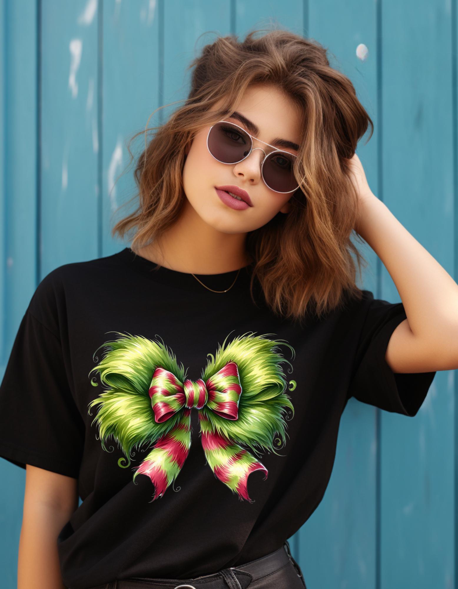 Personalisierbares grünes Monster Grinch Weihnachtsschleife T-Shirt - Lustige und festliche Urlaubskleidung