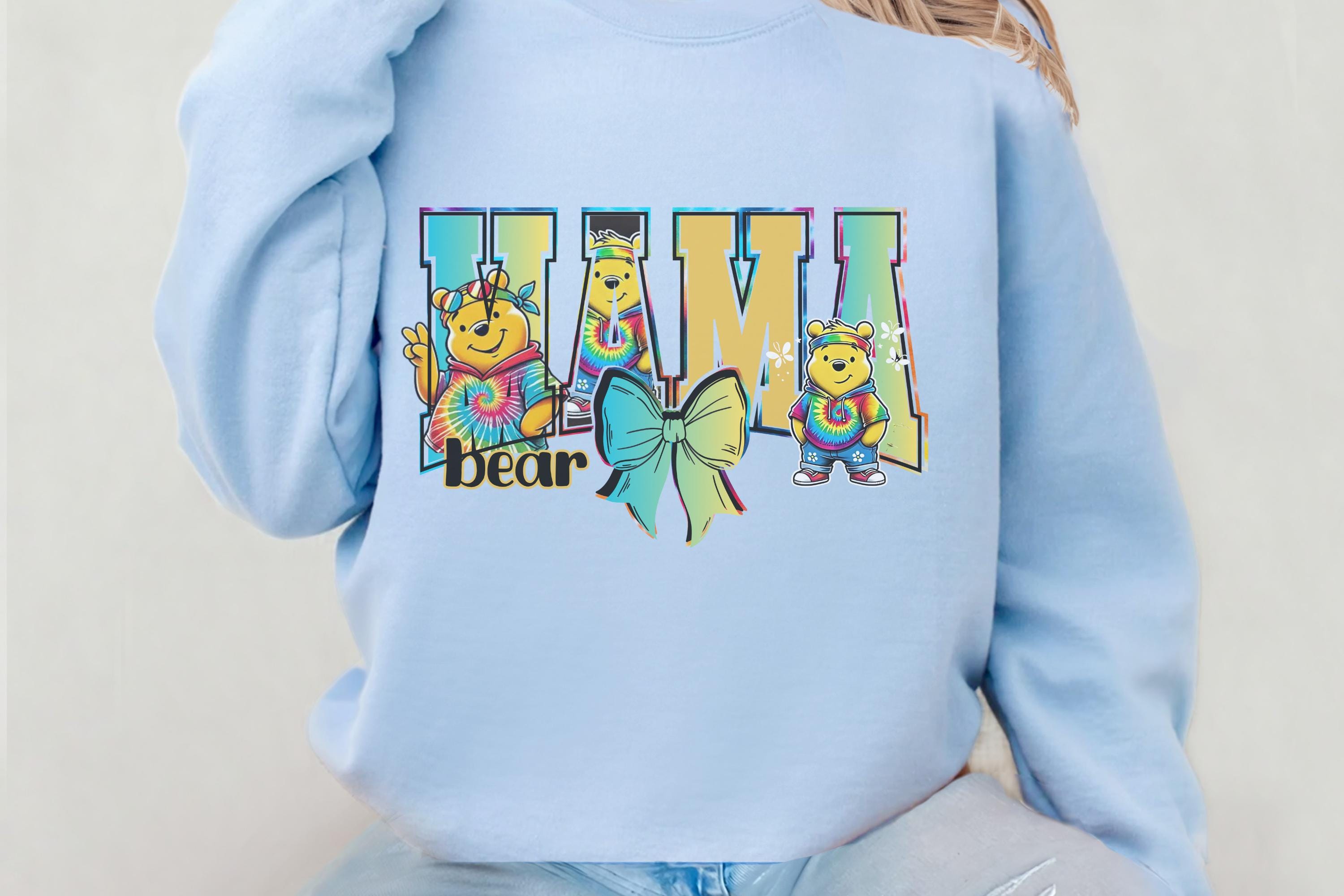 Personalisierbares Tie Dye Mama Winnie The Pooh Mom Shirt Unisex Sweatshirt, Crewneck Pullover, Geschenk für Sie, Muttertagsgeschenk, Familienoutfit