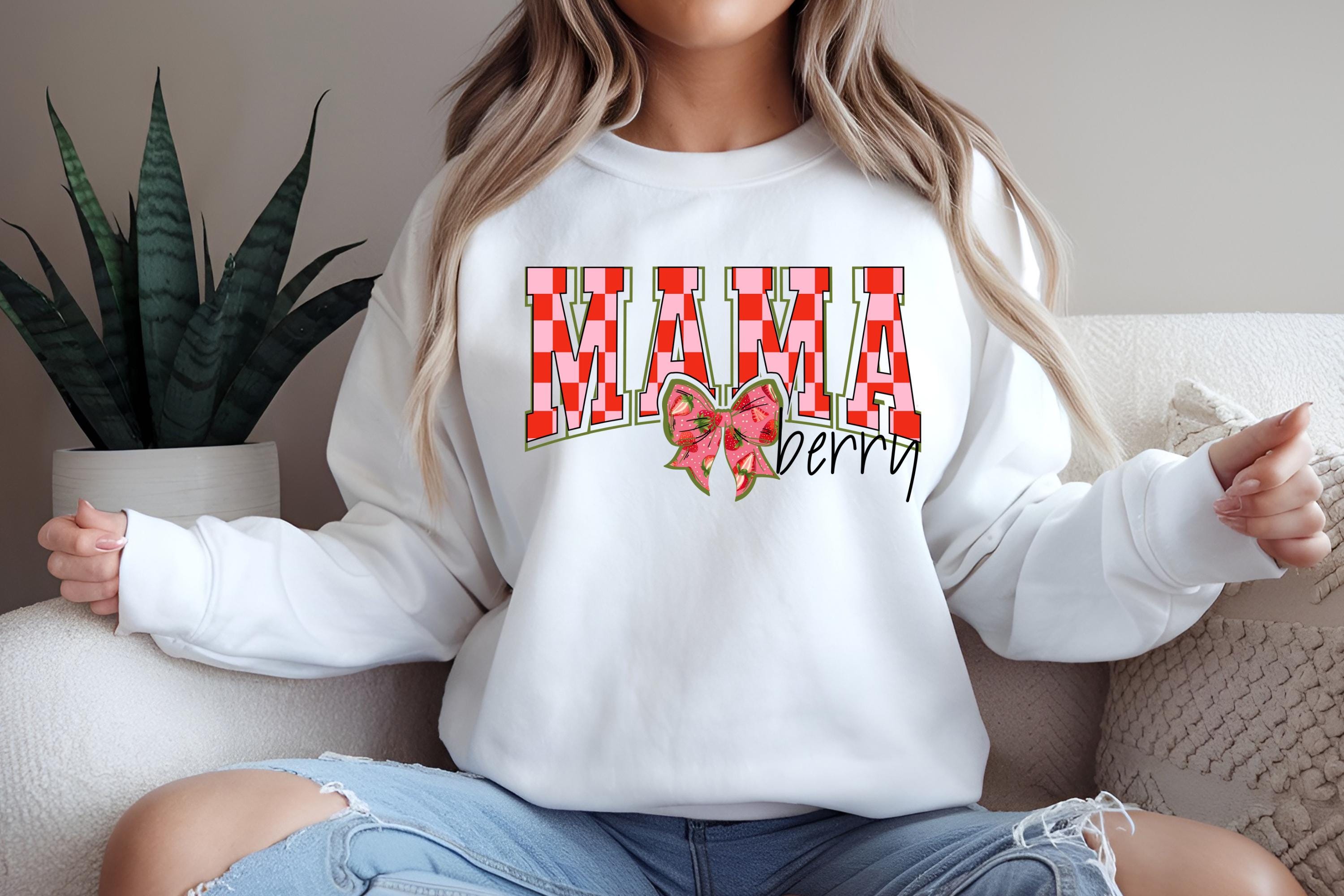 Mama Berry Sweatshirt, Mama Collage Schriftart, Pink Kariert Print, Erdbeere, Unisex Crewneck, Geschenk für Mama, Muttertags-Sweatshirt, Mom Life