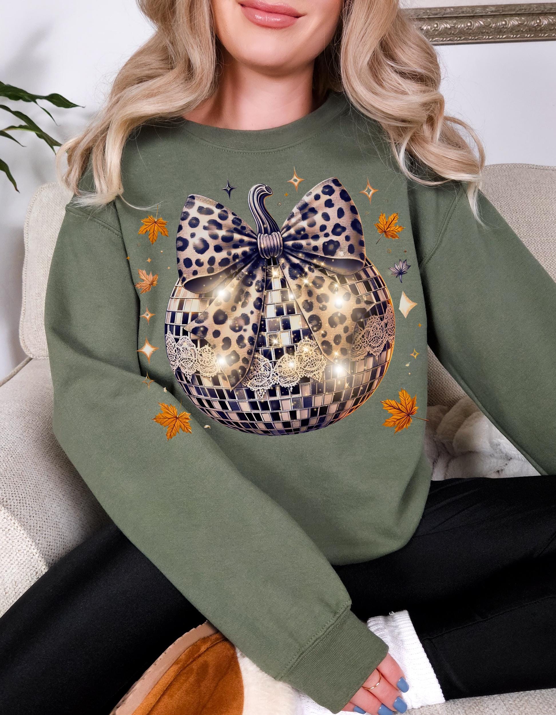 Lacey Leopard Print Thanksgiving Sweatshirt, Herbst Crewneck Pullover, Herbst Animal Print Top, Urlaubsgeschenk für Sie, Gemütlicher Pullover, Schwarz und