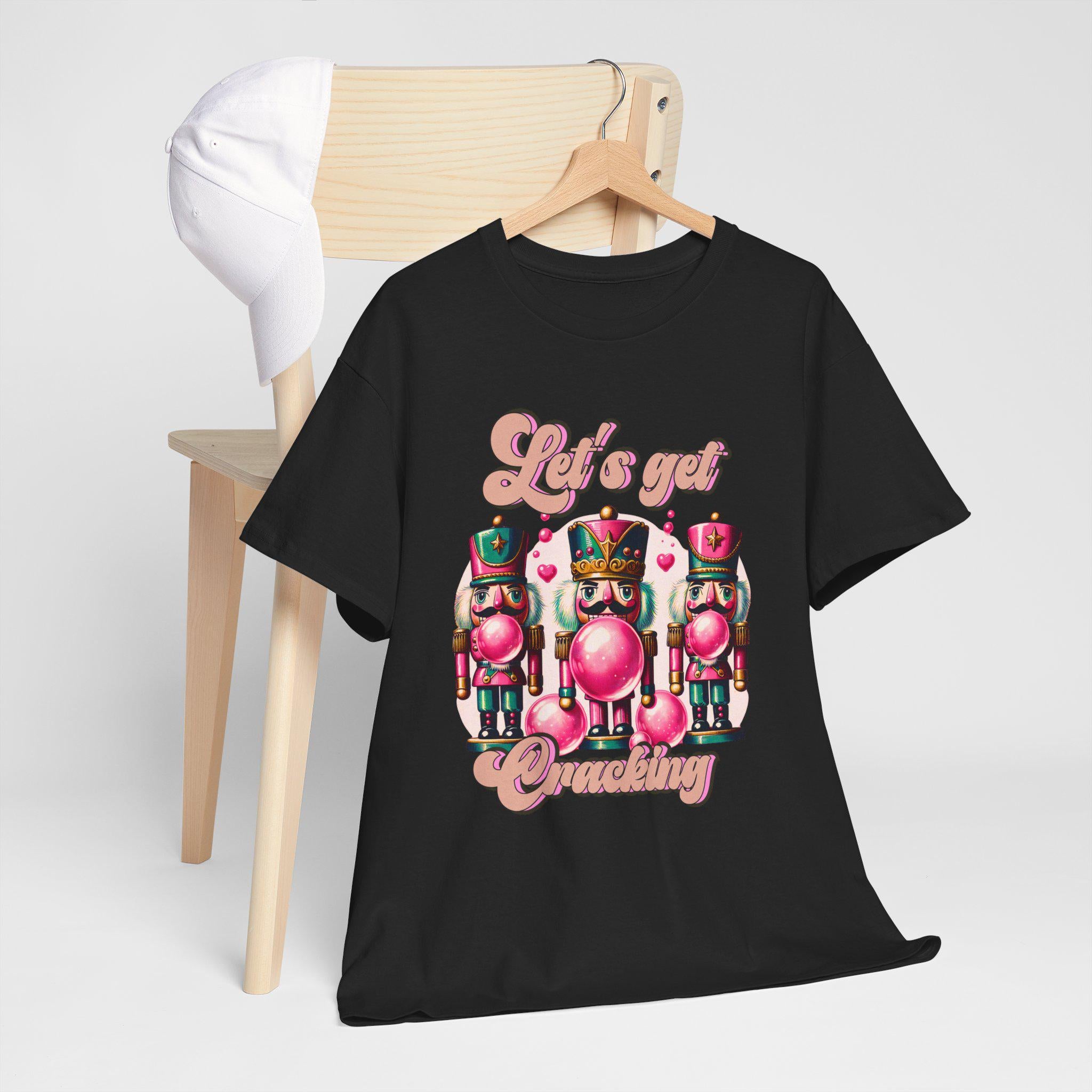 Personalisierbares Rosa Nussknacker Weihnachts-T-Shirt, Unisex-T-Shirt, Urlaubs-T-Shirt, Let es Get Cracking Design