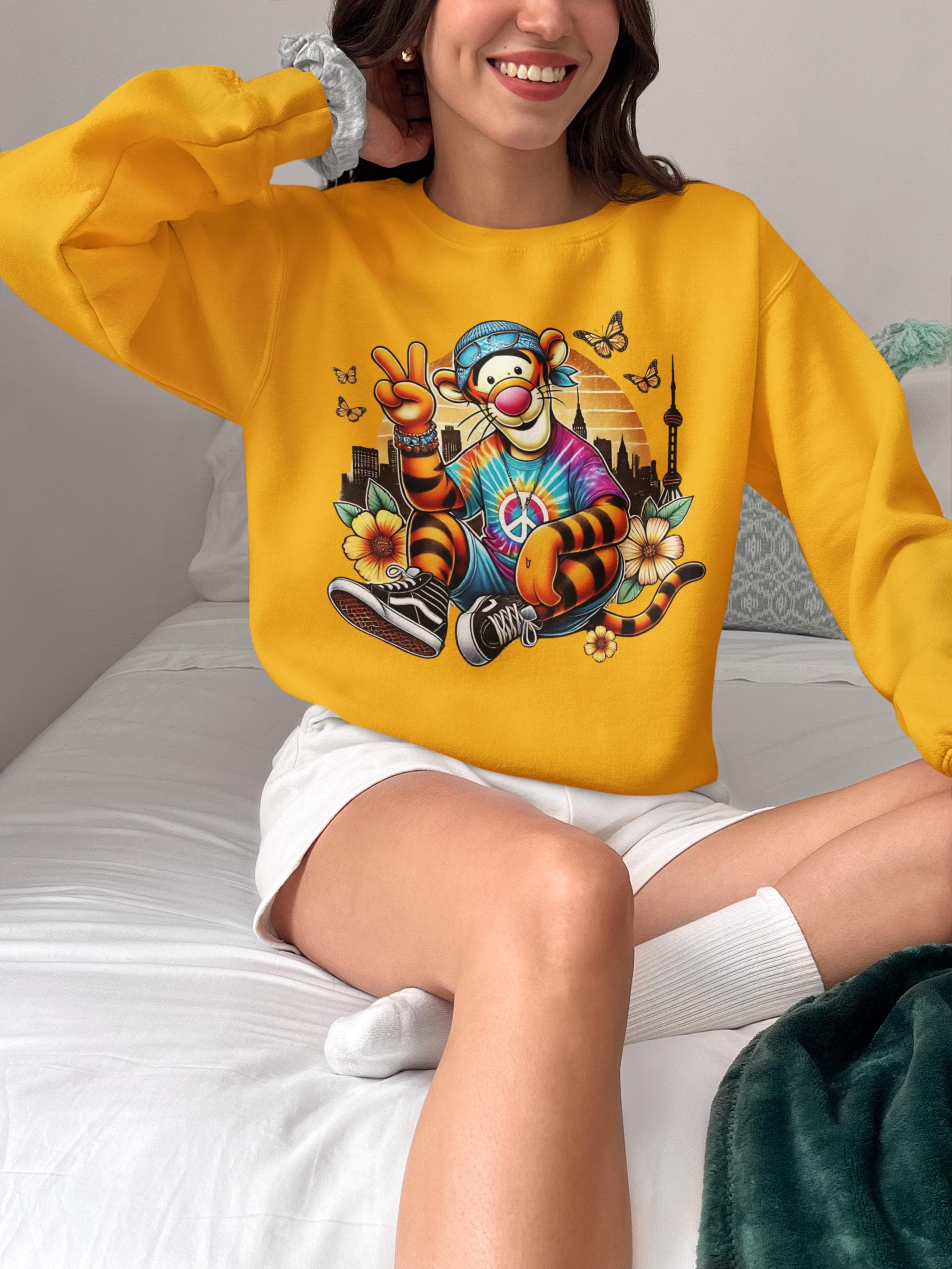 Tie Dye Tiger Sweatshirt, Unisex Crewneck Pullover, Storybook Charakter Parodie Pullover, Einzigartiges Geschenk für Tierliebhaber, Buntes Grafik Top,