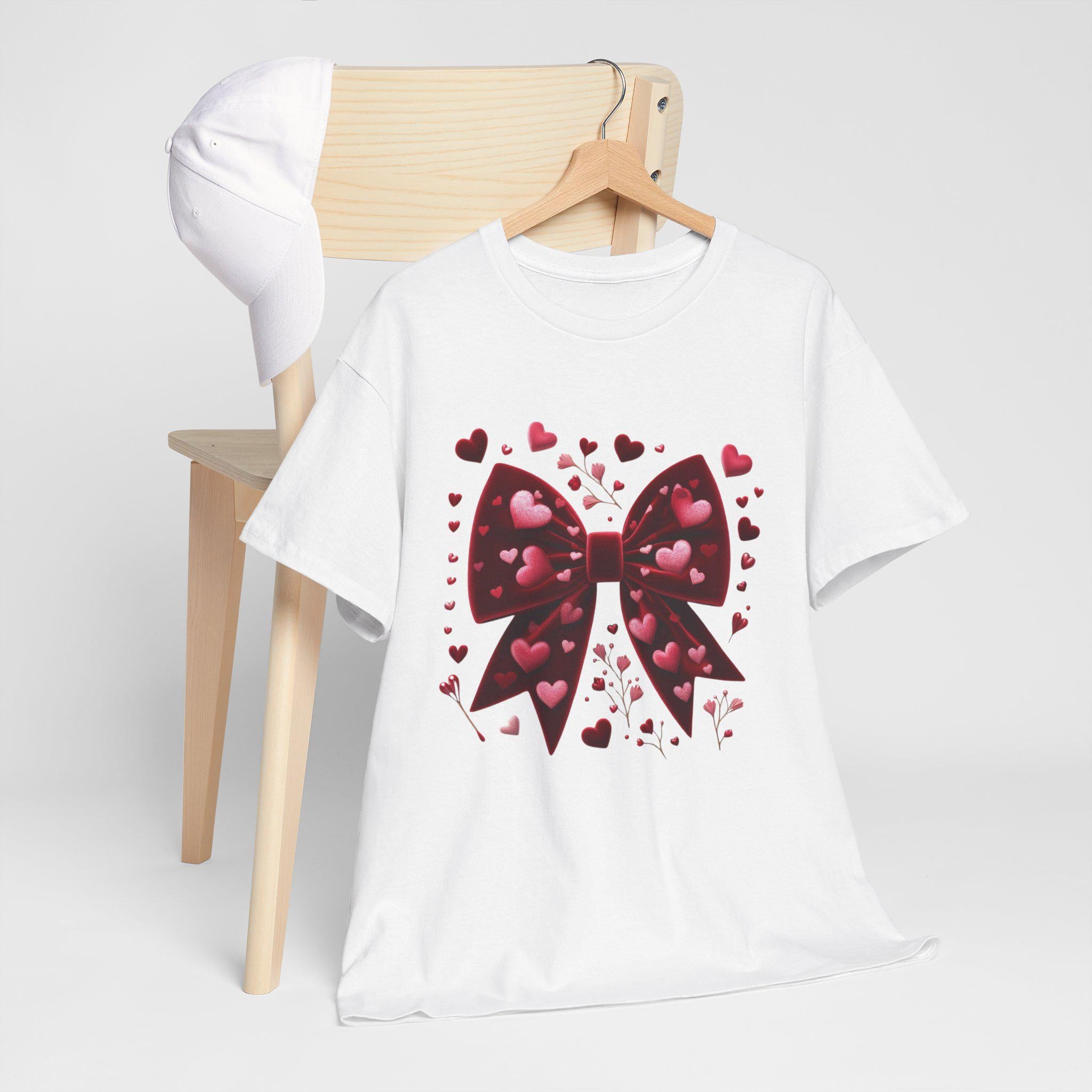 Personalisierbares Valentinstag Samt Schleife Unisex Heavy Cotton T-Shirt, Valentinstag Shirt, Romantisches T-Shirt, Date Night Shirt, Coquette Bow T-Shirt