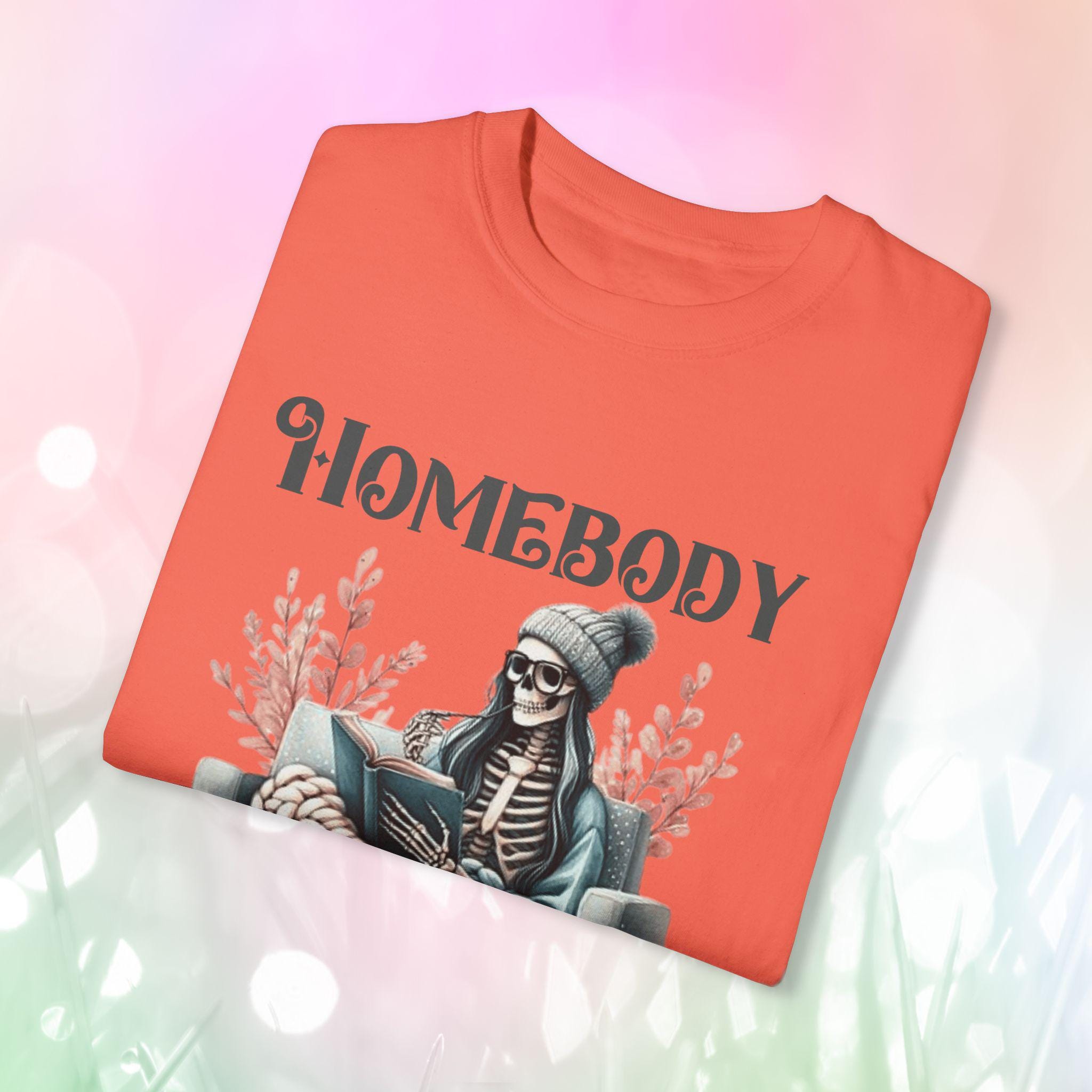 Homebody Anti-Social Club T-Shirt, Gemütliche Freizeitkleidung, Geschenk für Introvertierte, Totenköpfe & Homebody Vibe, Perfekt für entspannte Tage