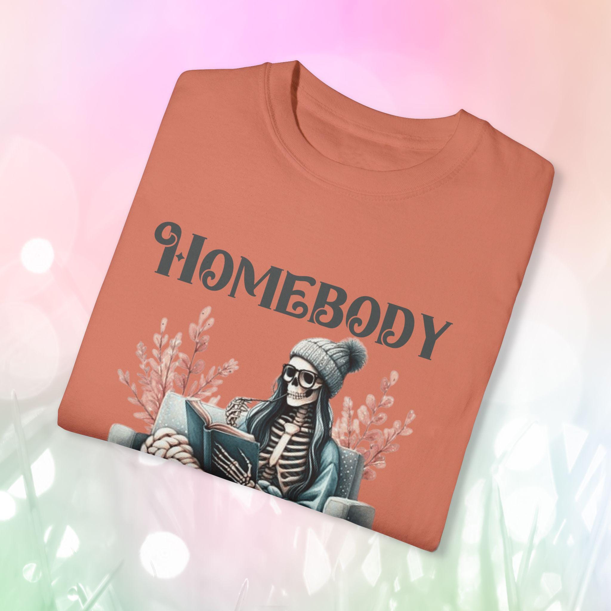 Homebody Anti-Social Club T-Shirt, Gemütliche Freizeitkleidung, Geschenk für Introvertierte, Totenköpfe & Homebody Vibe, Perfekt für entspannte Tage