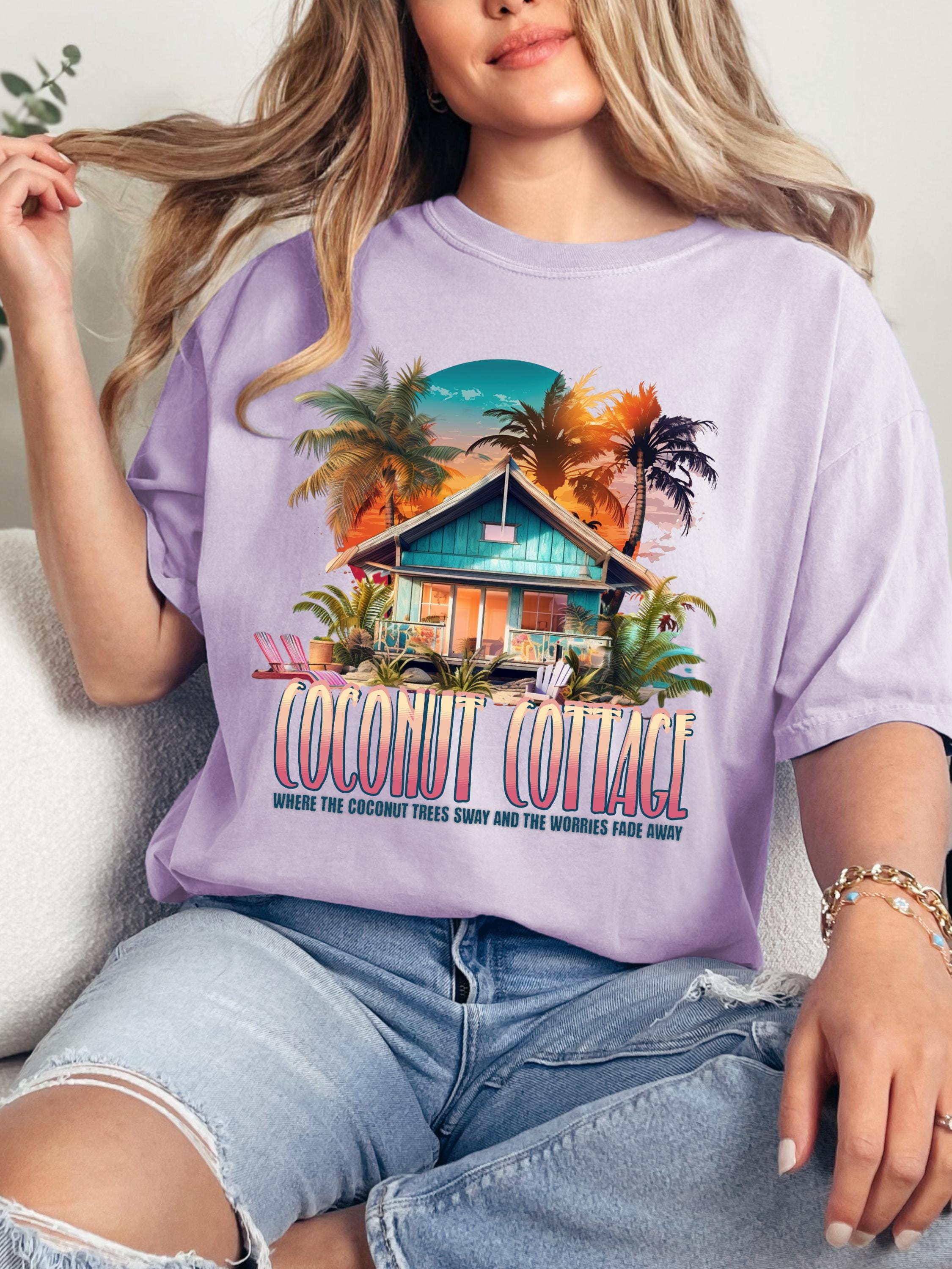 Personalisierbares Beach Bum Shirt, Coconut Cottage Sommer T-Shirt - Geschenk für Sie, Familienurlaub, Besties T-Shirt, Unisex Kleidungsstück gefärbt