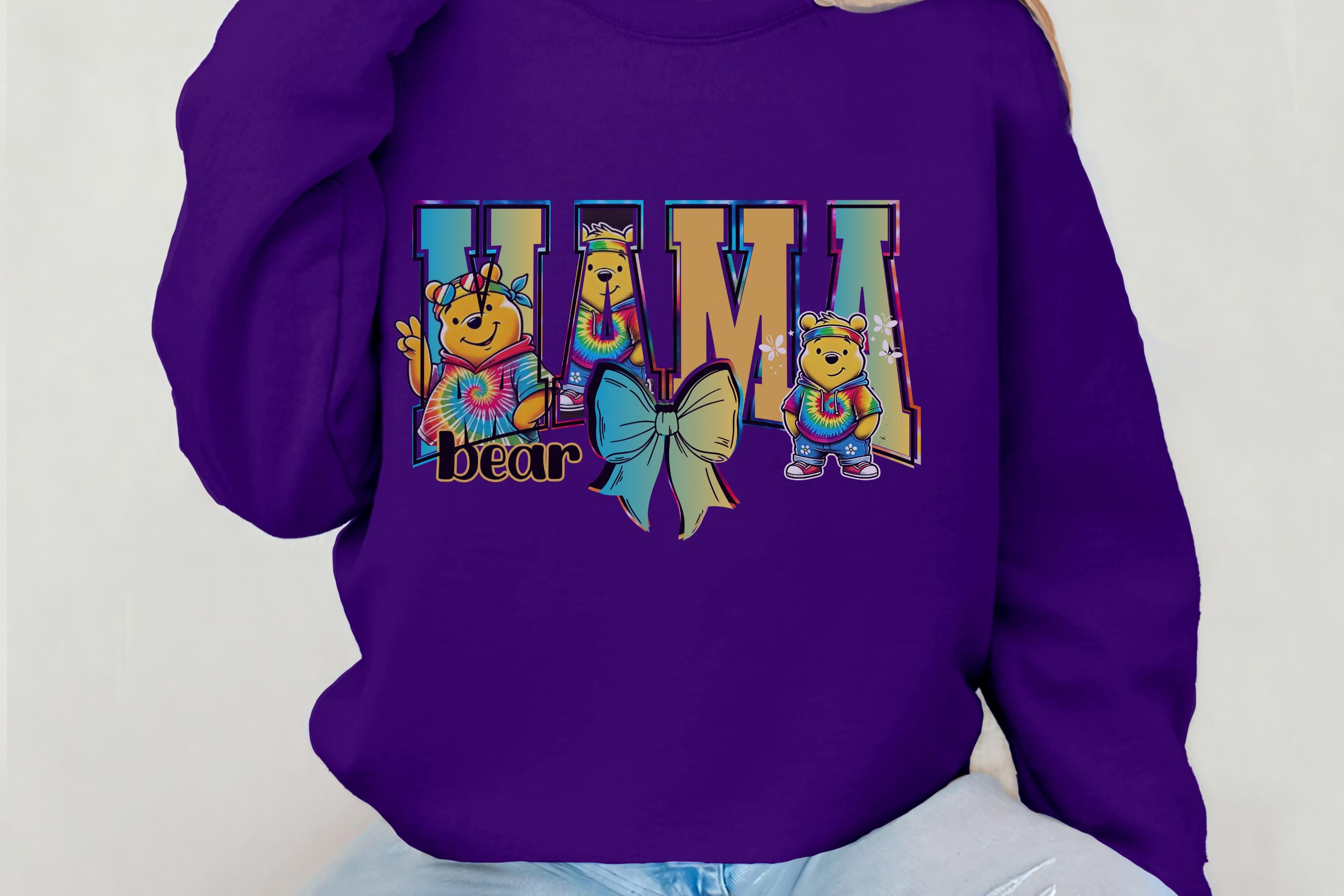 Personalisierbares Tie Dye Mama Winnie The Pooh Mom Shirt Unisex Sweatshirt, Crewneck Pullover, Geschenk für Sie, Muttertagsgeschenk, Familienoutfit