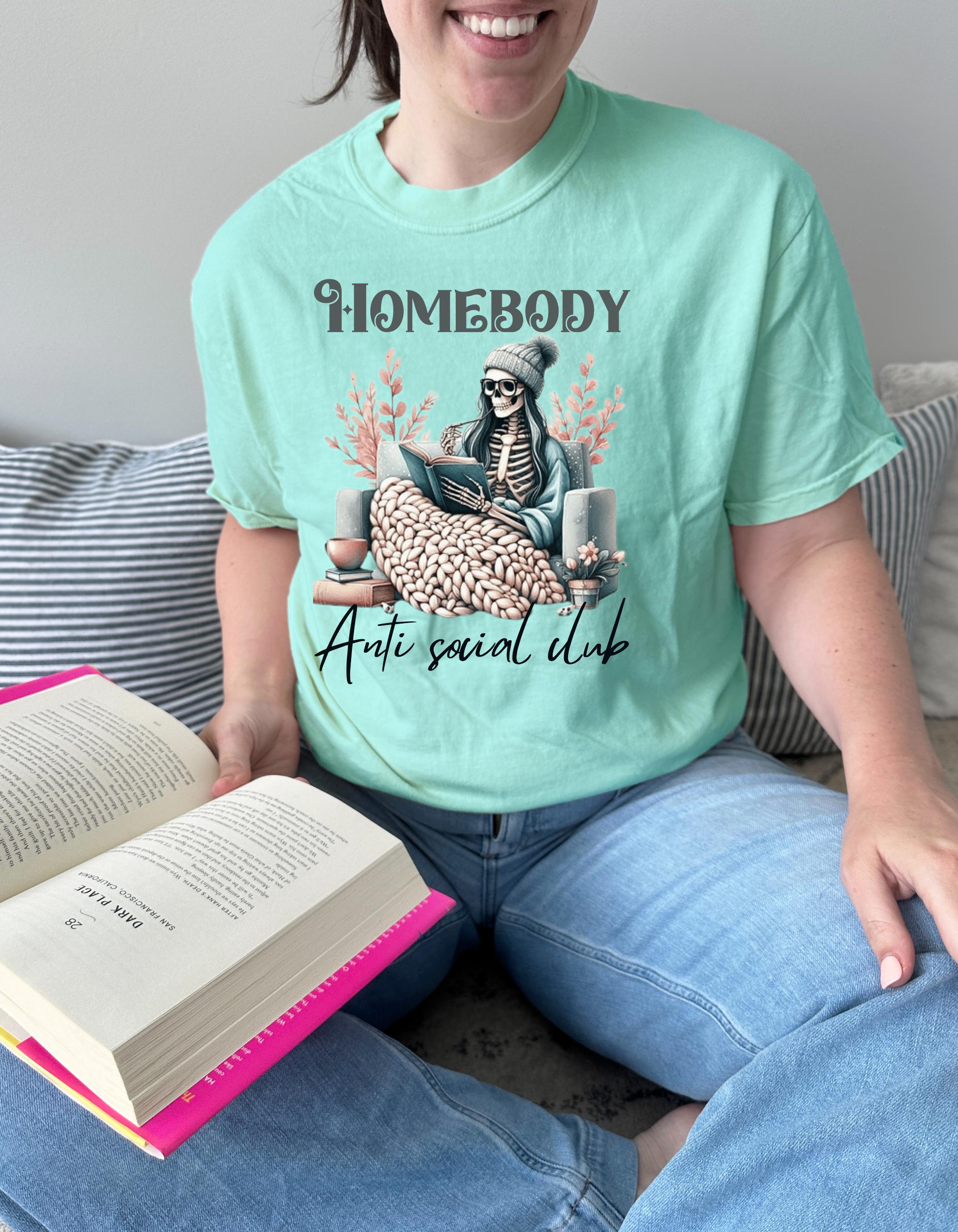 Homebody Anti-Social Club T-Shirt, Gemütliche Freizeitkleidung, Geschenk für Introvertierte, Totenköpfe & Homebody Vibe, Perfekt für entspannte Tage