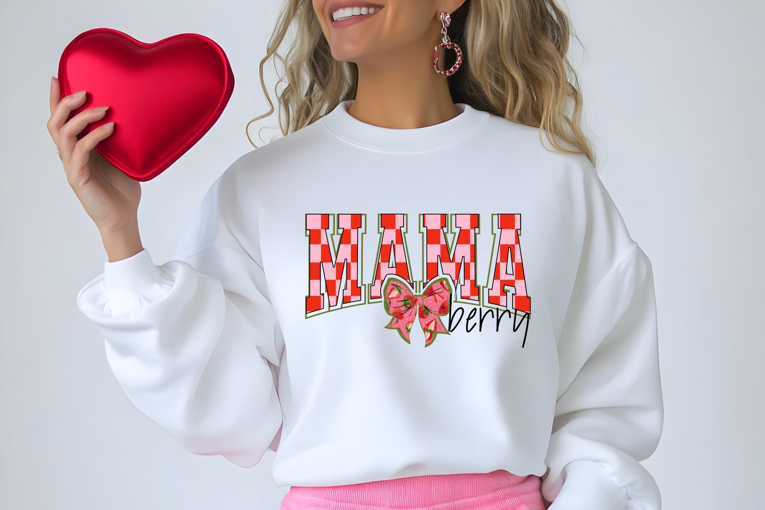 Mama Berry Sweatshirt, Mama Collage Schriftart, Pink Kariert Print, Erdbeere, Unisex Crewneck, Geschenk für Mama, Muttertags-Sweatshirt, Mom Life