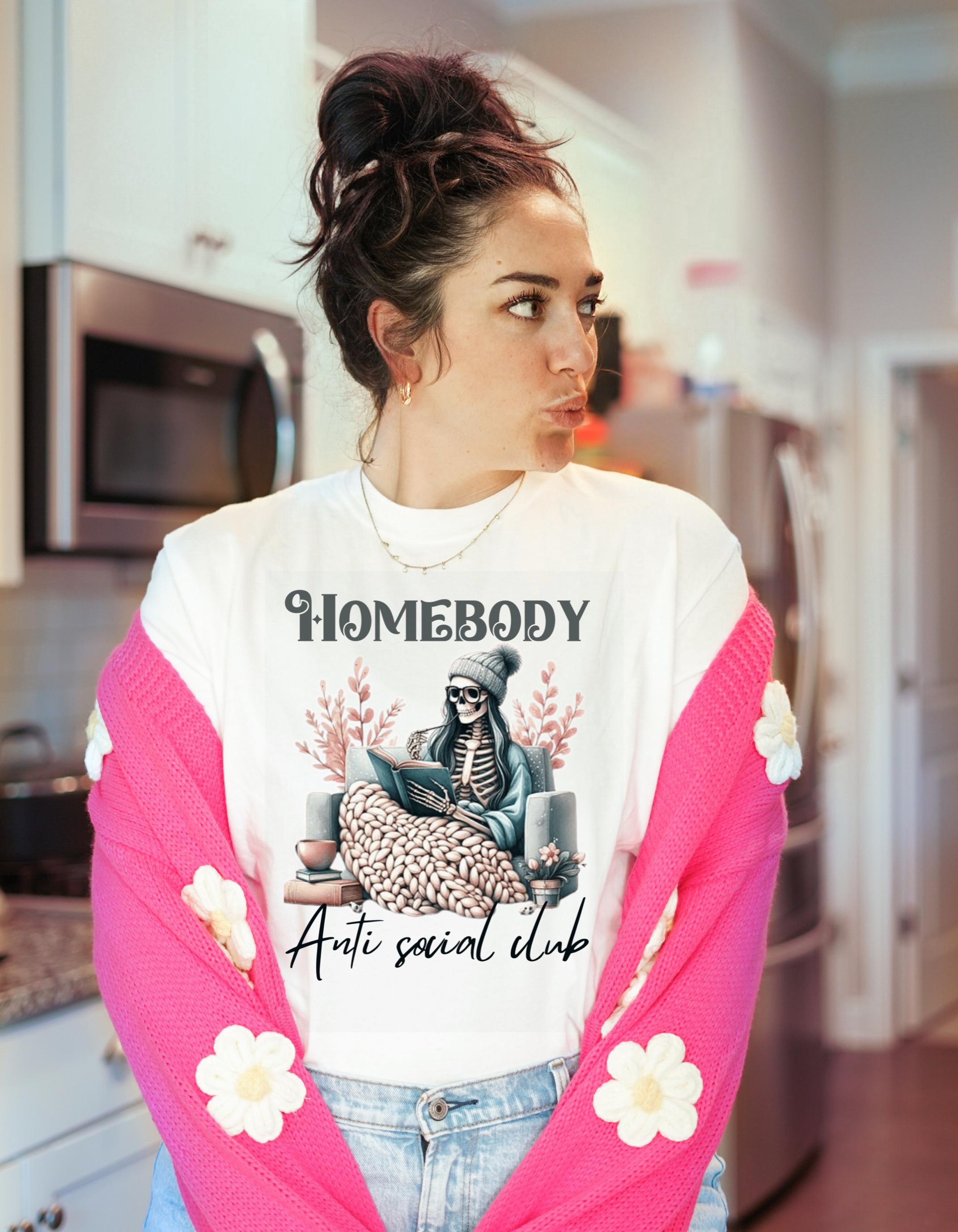 Homebody Anti-Social Club T-Shirt, Gemütliche Freizeitkleidung, Geschenk für Introvertierte, Totenköpfe & Homebody Vibe, Perfekt für entspannte Tage