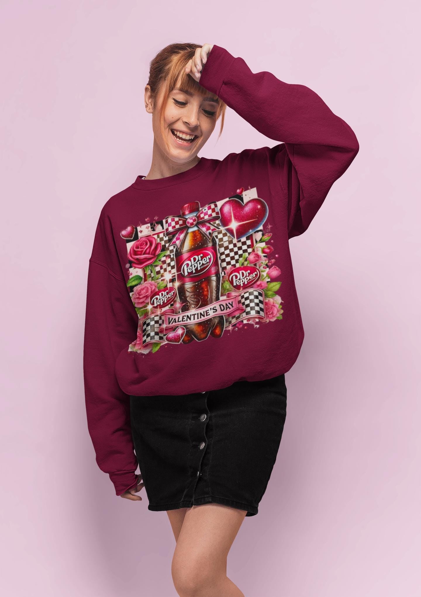 Personalisierbares Valentinstag Coquette Unisex Sweatshirt, Dr Pepper Liebhaber Geschenk, bequemer Crewneck Pullover, Romantische Kleidung