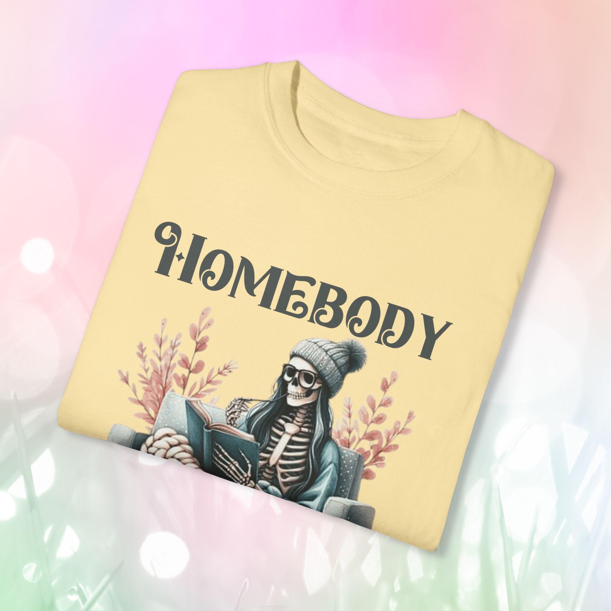 Homebody Anti-Social Club T-Shirt, Gemütliche Freizeitkleidung, Geschenk für Introvertierte, Totenköpfe & Homebody Vibe, Perfekt für entspannte Tage