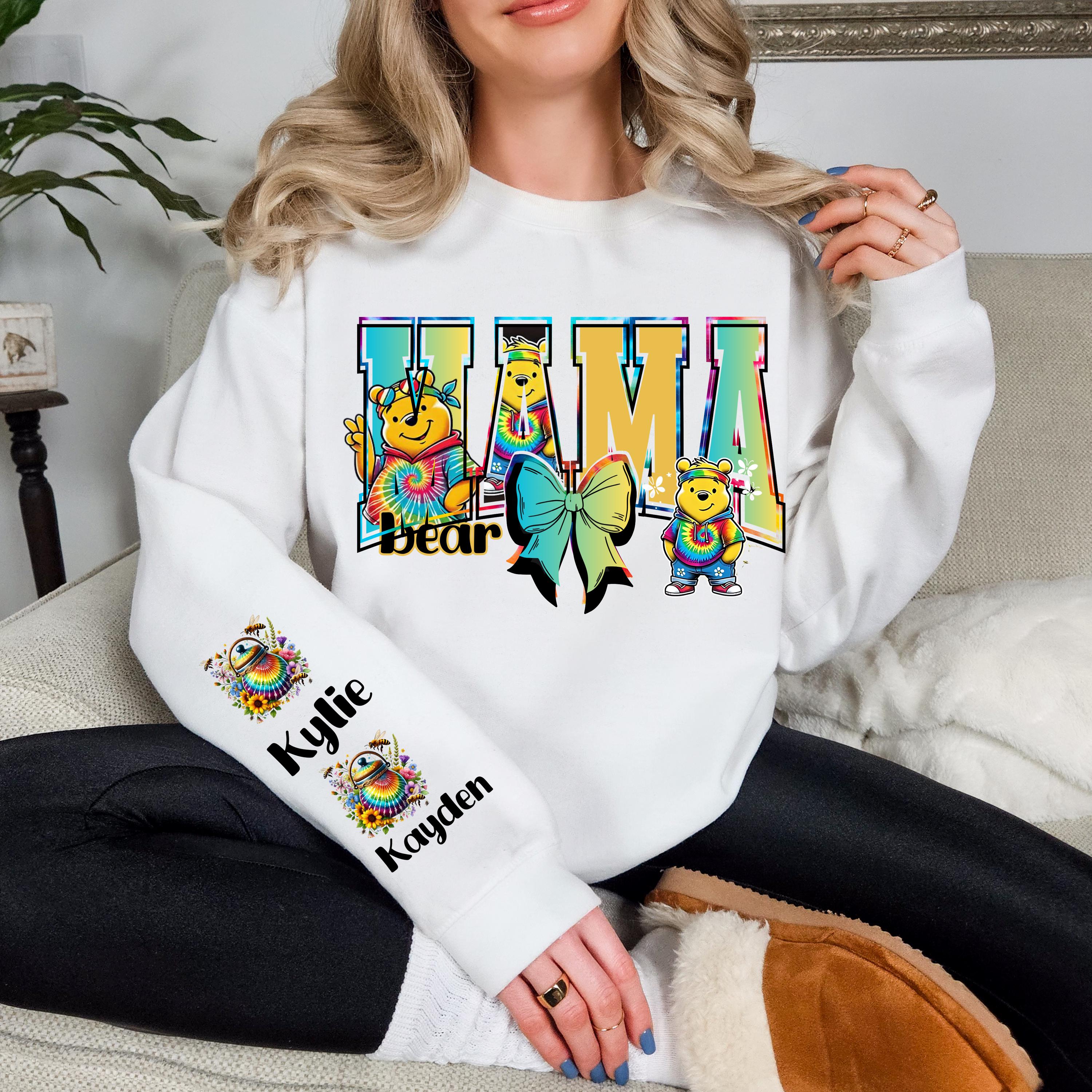 Personalisierbares Tie Dye Mama Winnie The Pooh Mom Shirt Unisex Sweatshirt, Crewneck Pullover, Geschenk für Sie, Muttertagsgeschenk, Familienoutfit