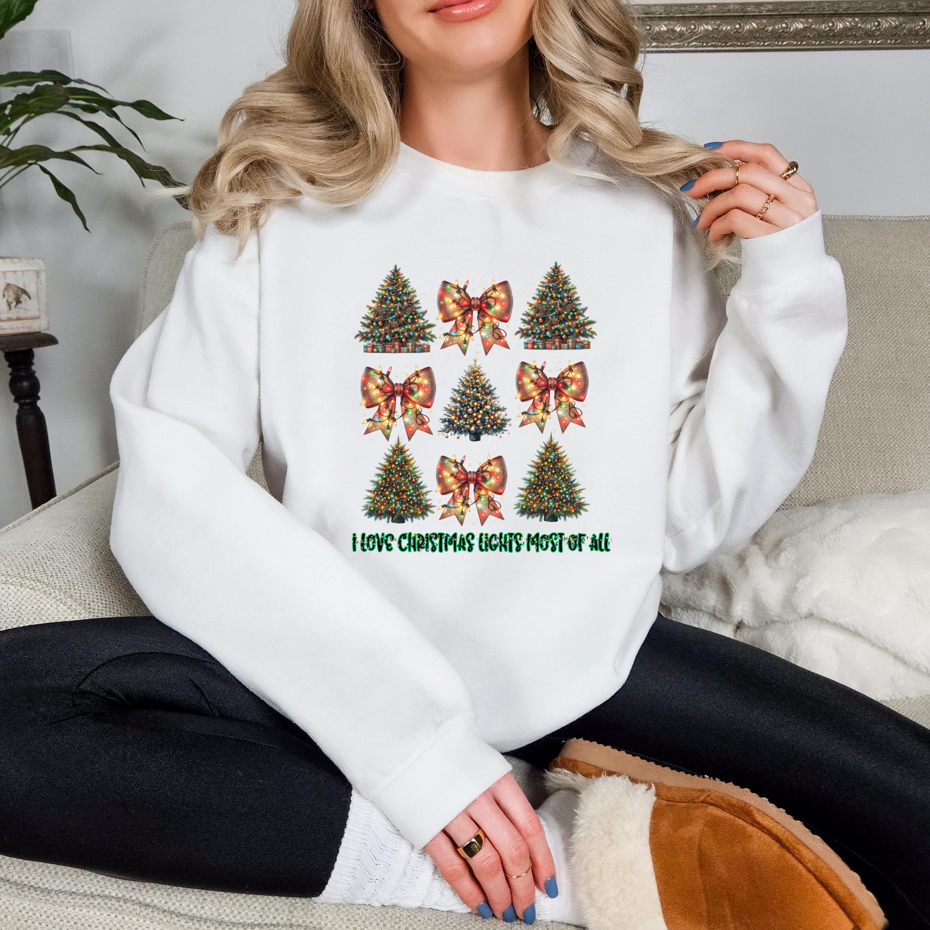 Weihnachts-Crewneck-Sweatshirt – Festliches Baum- und Schleifen-Design, Weihnachtspullover, Winterpullover, Weihnachtspullover, gemütlicher Weihnachtspullover