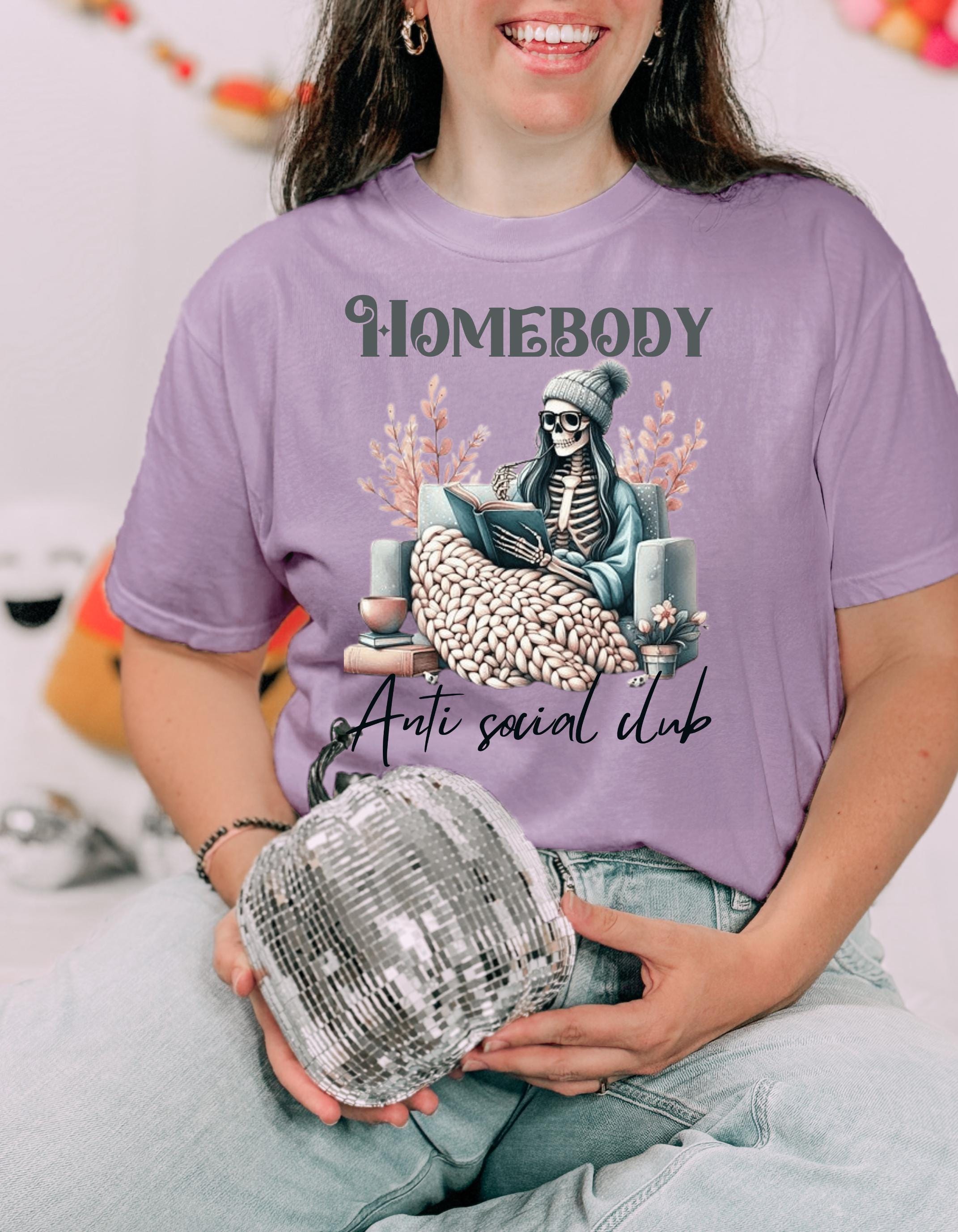 Homebody Anti-Social Club T-Shirt, Gemütliche Freizeitkleidung, Geschenk für Introvertierte, Totenköpfe & Homebody Vibe, Perfekt für entspannte Tage