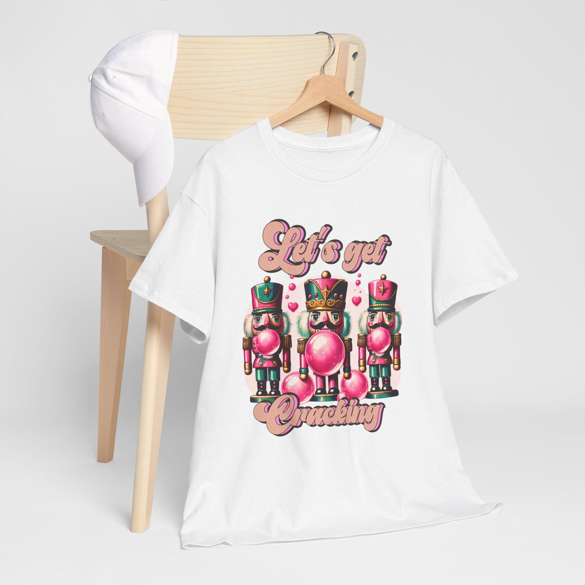 Personalisierbares Rosa Nussknacker Weihnachts-T-Shirt, Unisex-T-Shirt, Urlaubs-T-Shirt, Let es Get Cracking Design