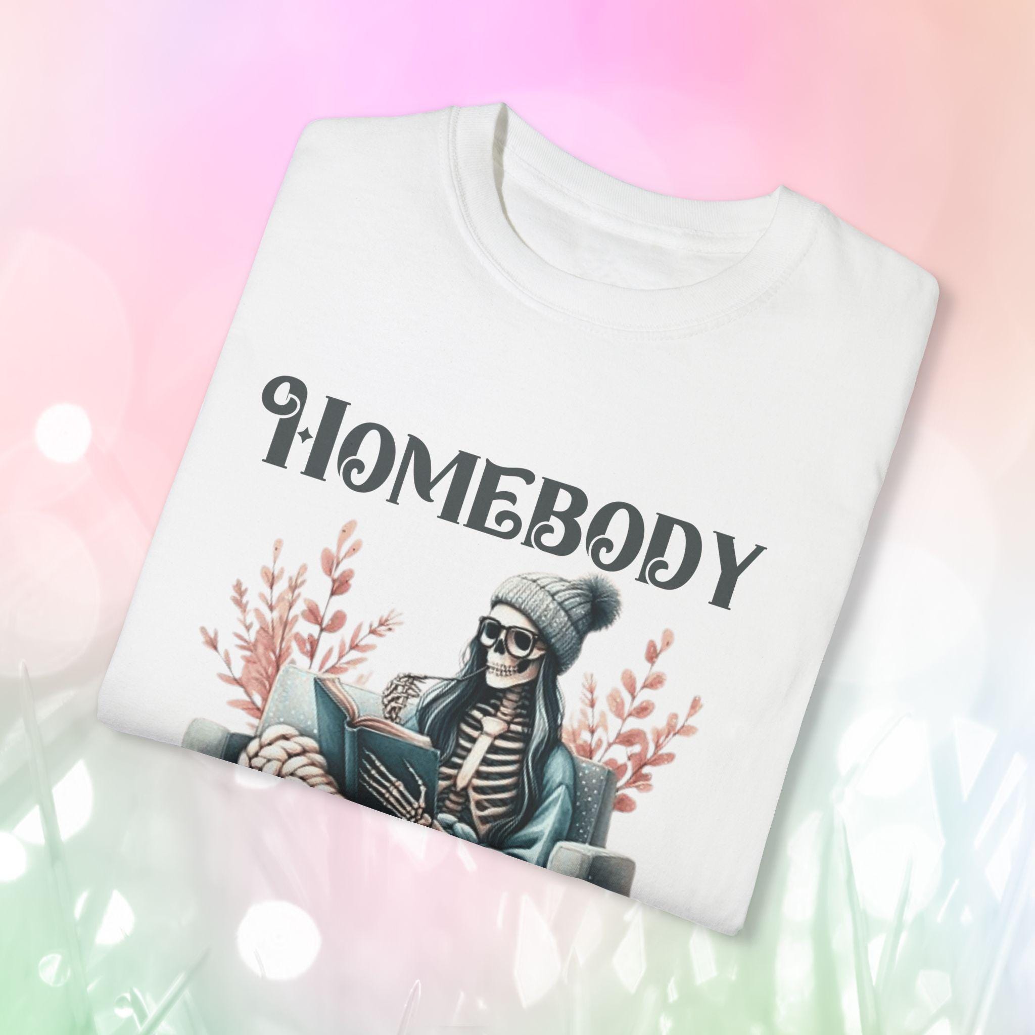 Homebody Anti-Social Club T-Shirt, Gemütliche Freizeitkleidung, Geschenk für Introvertierte, Totenköpfe & Homebody Vibe, Perfekt für entspannte Tage