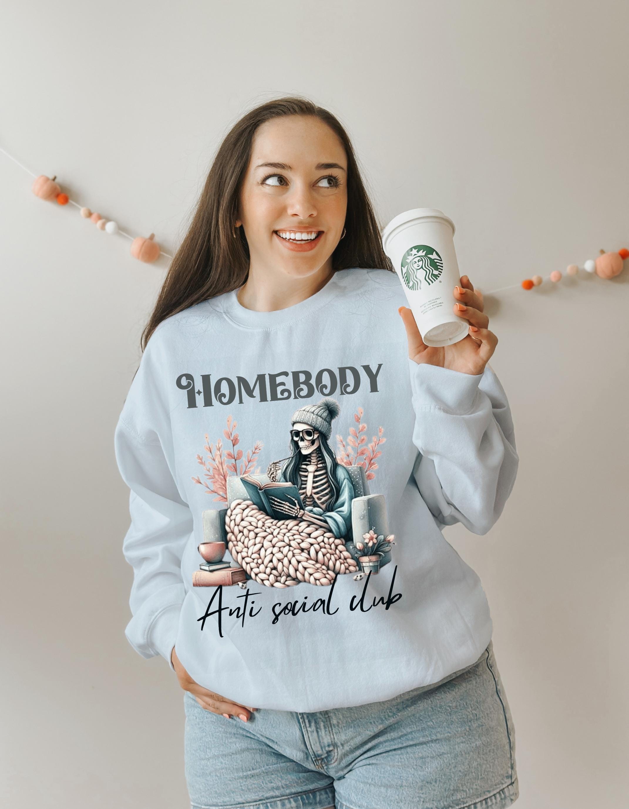 Homebody Skelett Crewneck Sweatshirt | Gemütliches Sweatshirt für Introvertierte, Perfektes Geschenk für faule Tage, Anti Social Club Mode, Casual Lounge