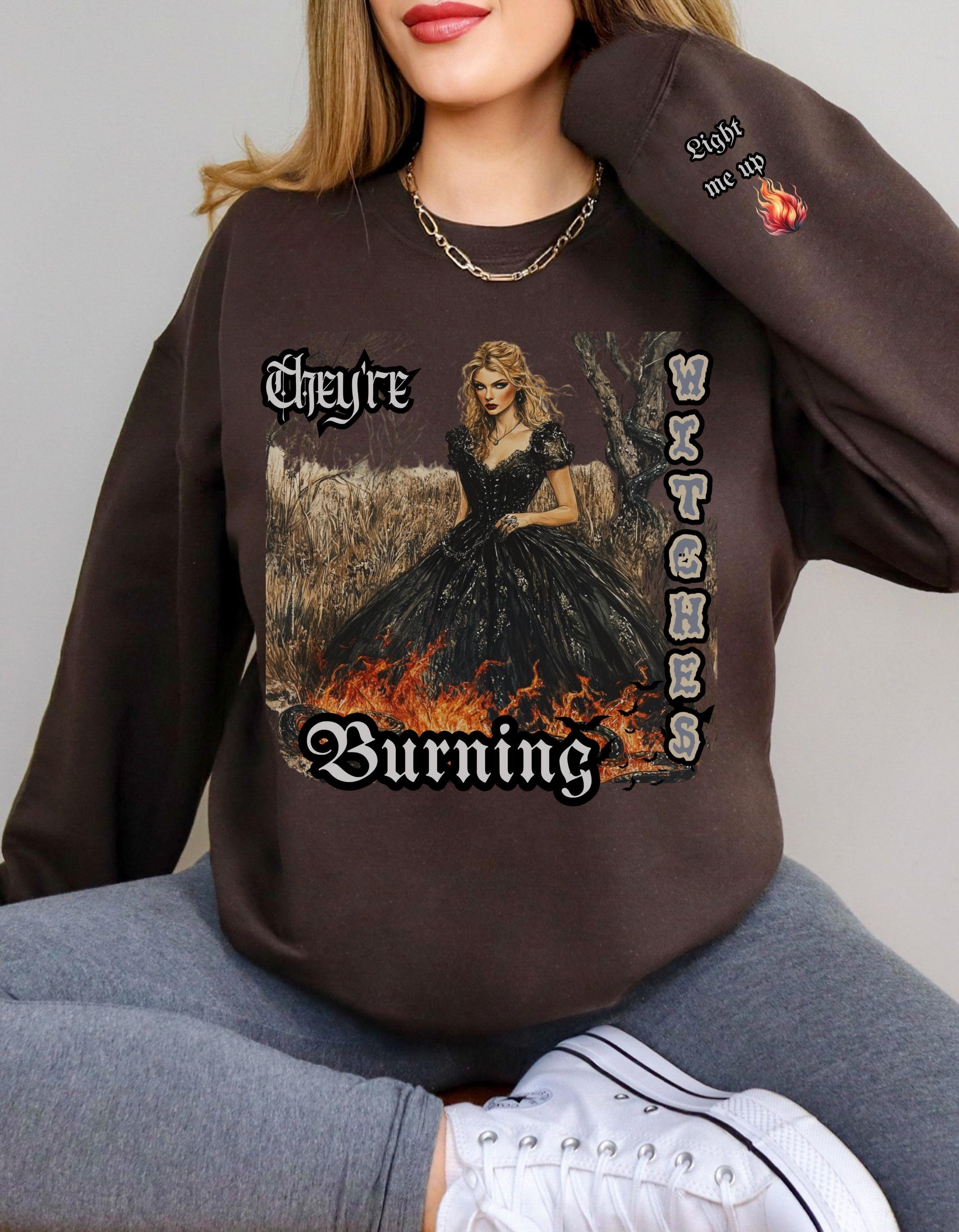 Personalisierbares They're Burning All The Witches Halloween Sweatshirt - Witchy Era Apparel