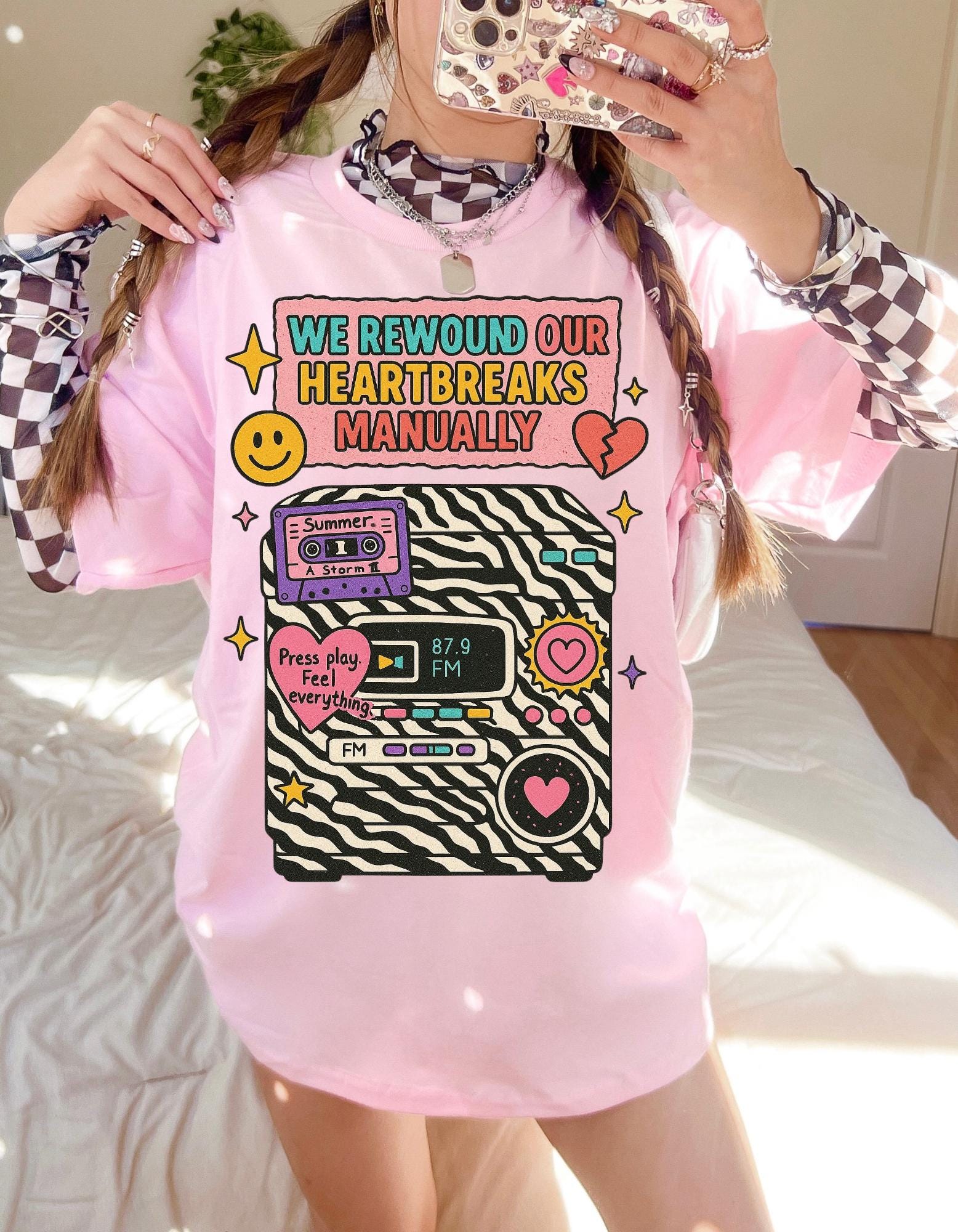 Retro Heartbreaks Graphic Tee: Unisex Cotton Vintage Style