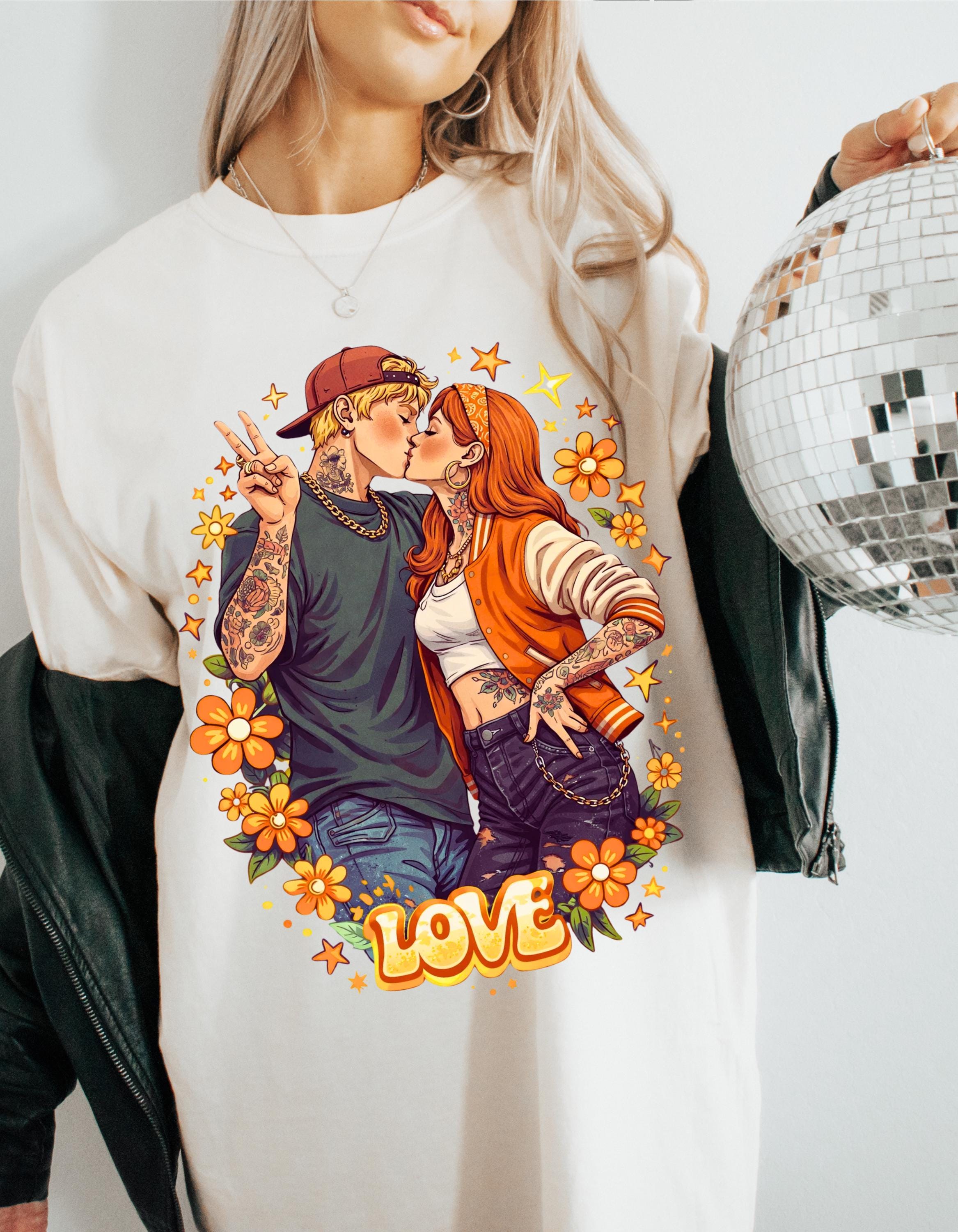 Kissing Couple Love T-Shirt Retro Floral Romance Tee Vintage Valentine Gift Unisex Top